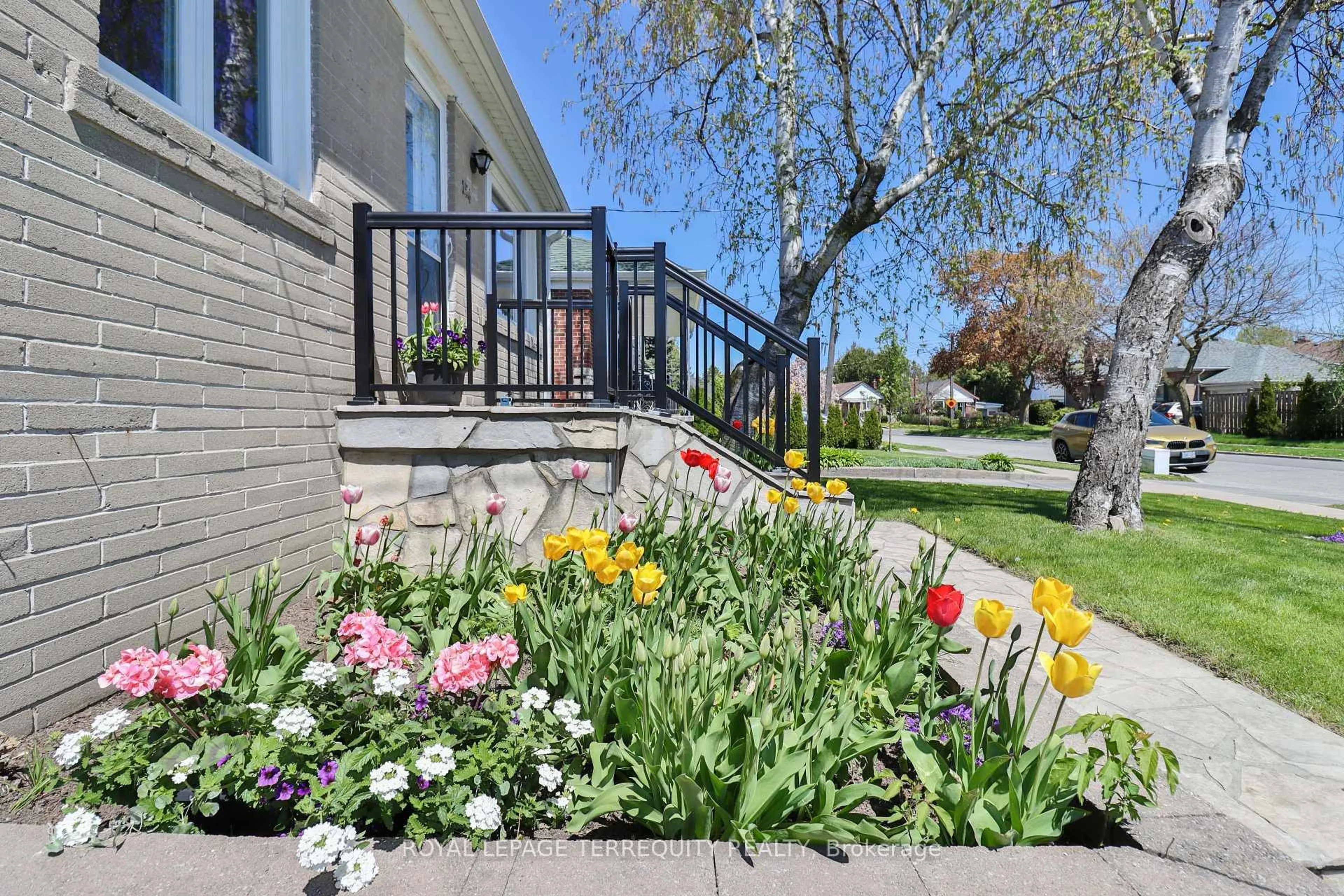 Patio, street for 154 Tower Dr, Toronto Ontario M1R 3P5