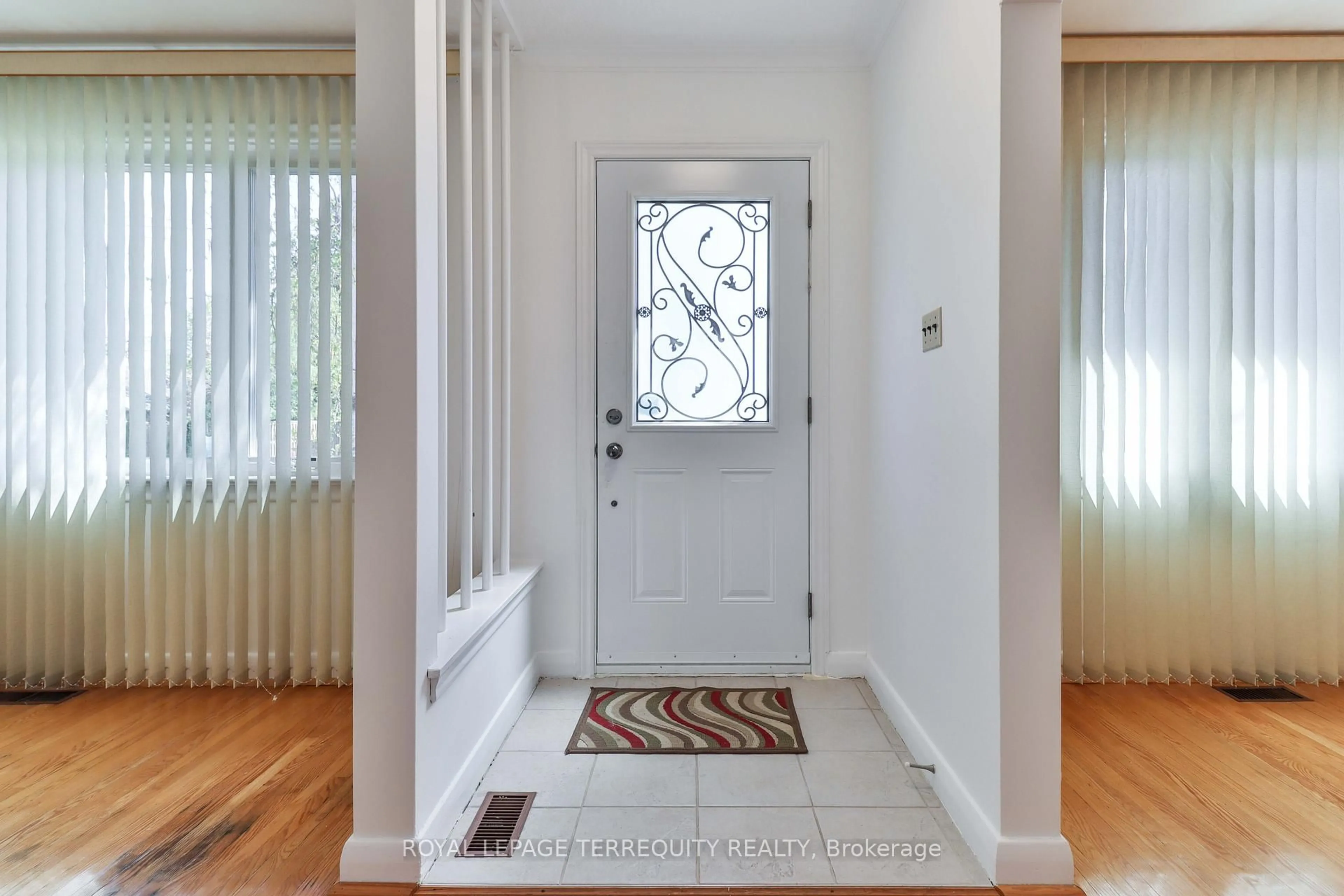 Indoor entryway for 154 Tower Dr, Toronto Ontario M1R 3P5