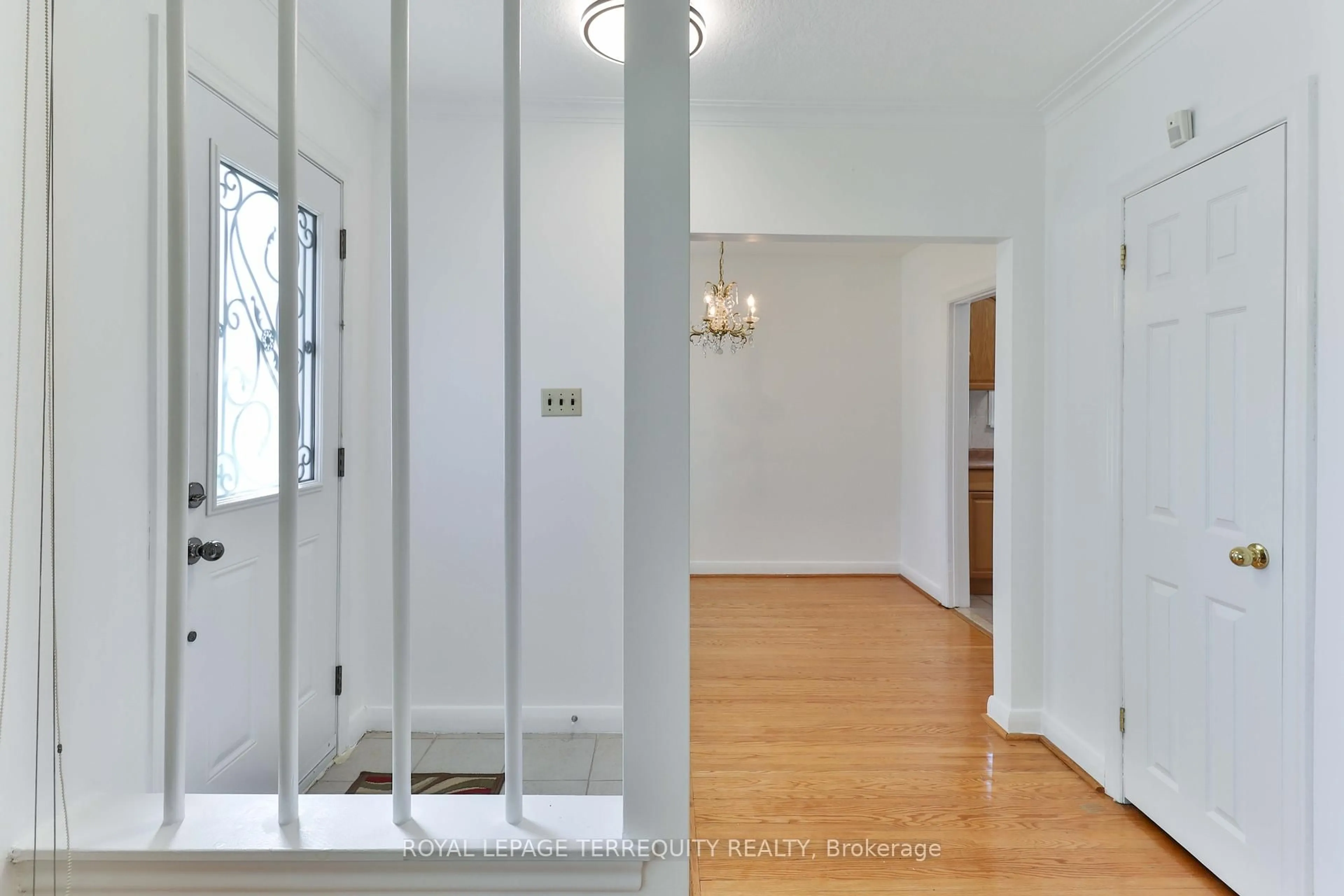 Indoor entryway for 154 Tower Dr, Toronto Ontario M1R 3P5