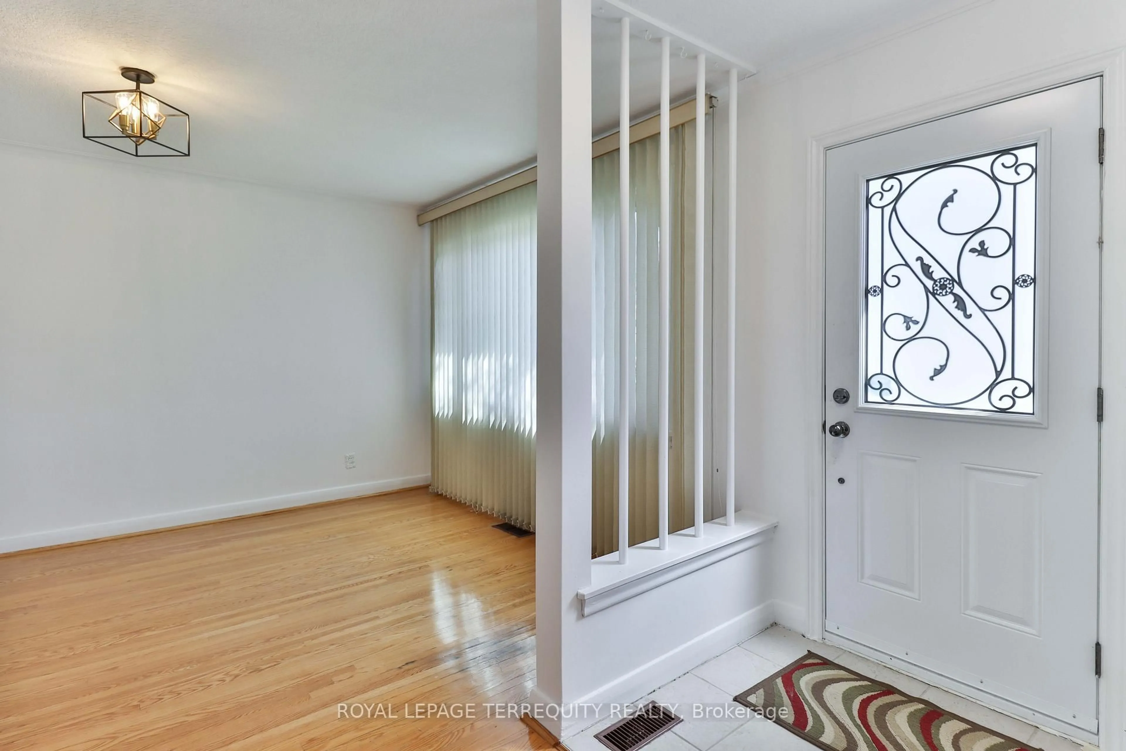 Indoor entryway for 154 Tower Dr, Toronto Ontario M1R 3P5