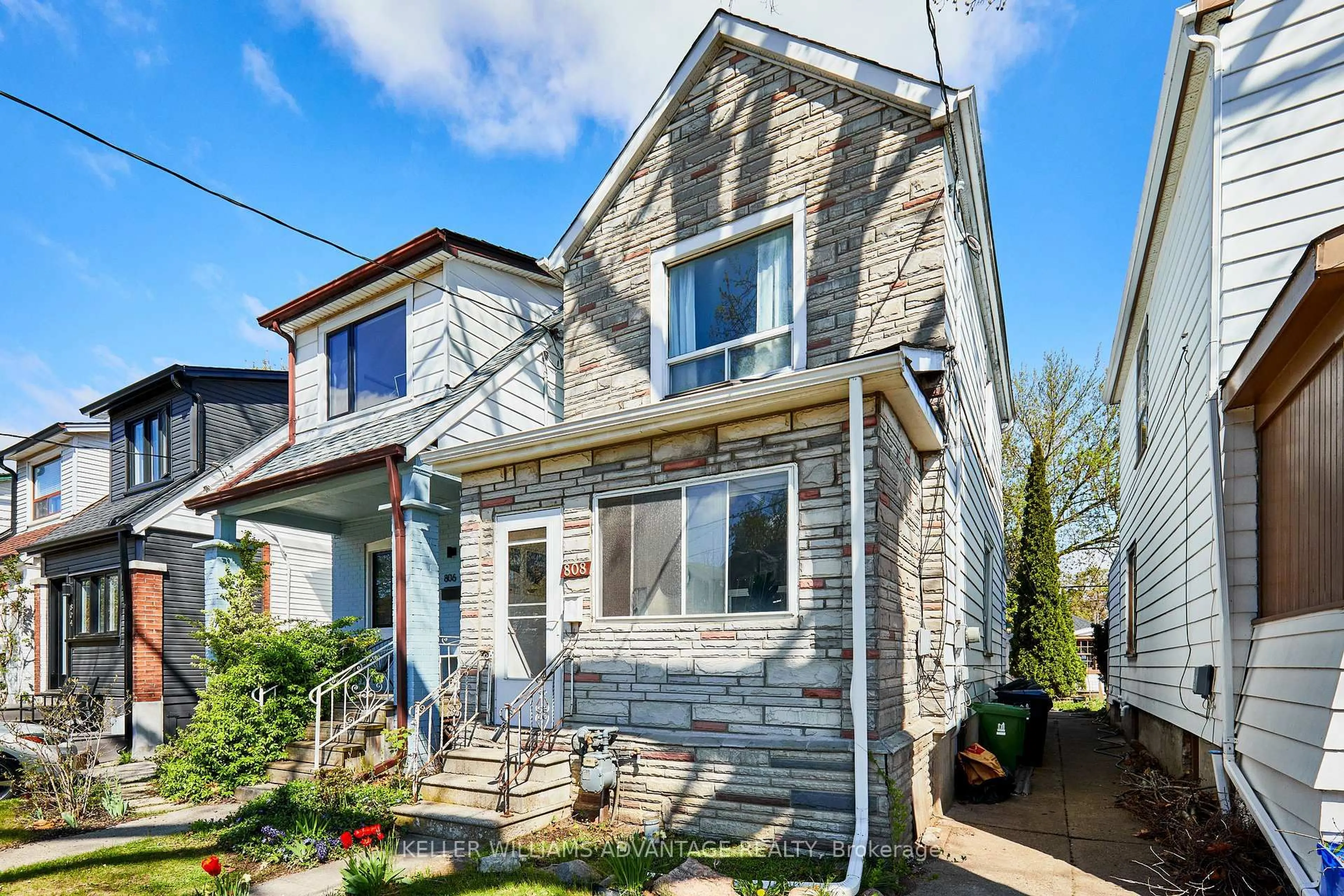 Unknown for 808 Sammon Ave, Toronto Ontario M4C 2E8