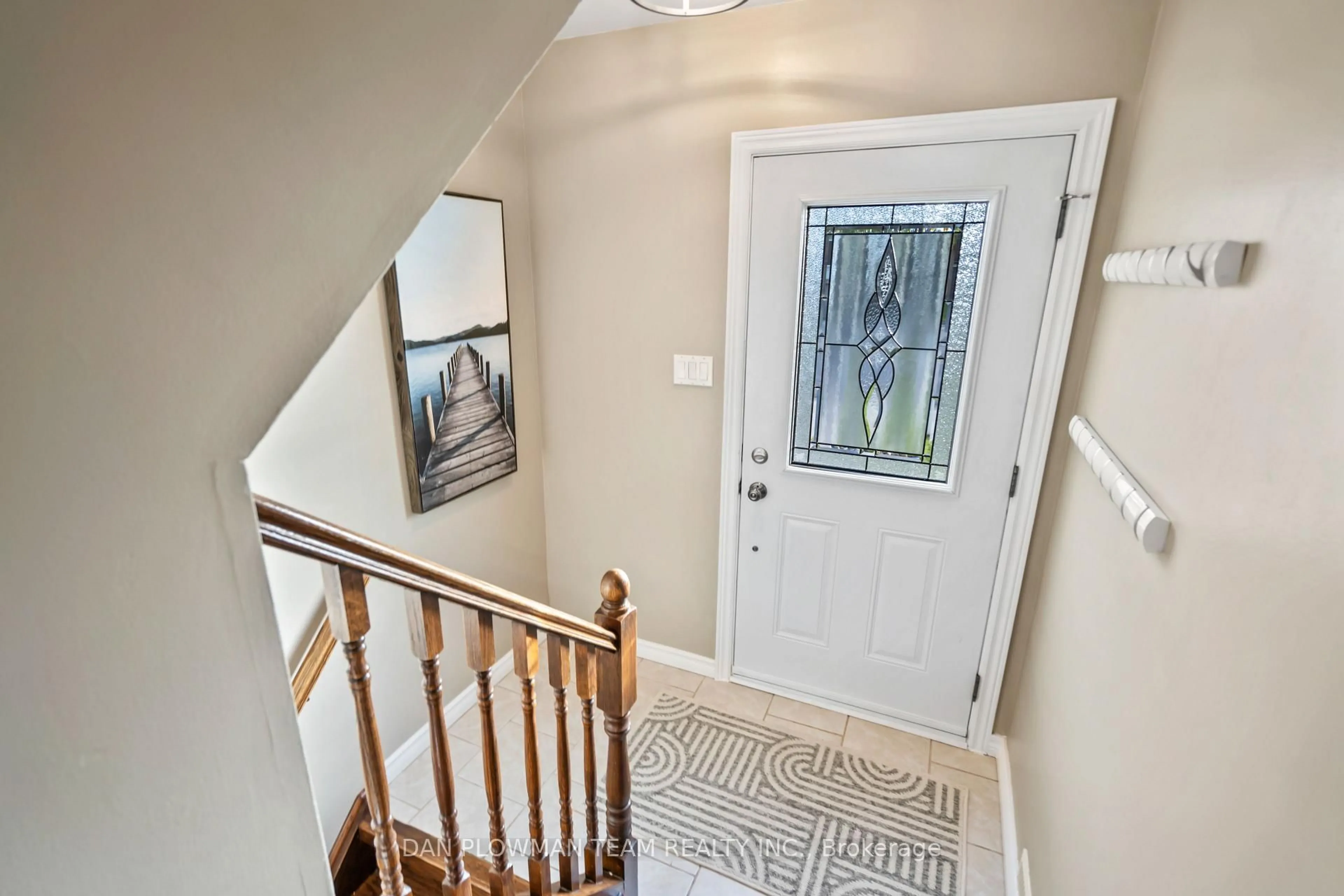 Indoor entryway for 21 Harper Crt, Whitby Ontario L1N 5X8