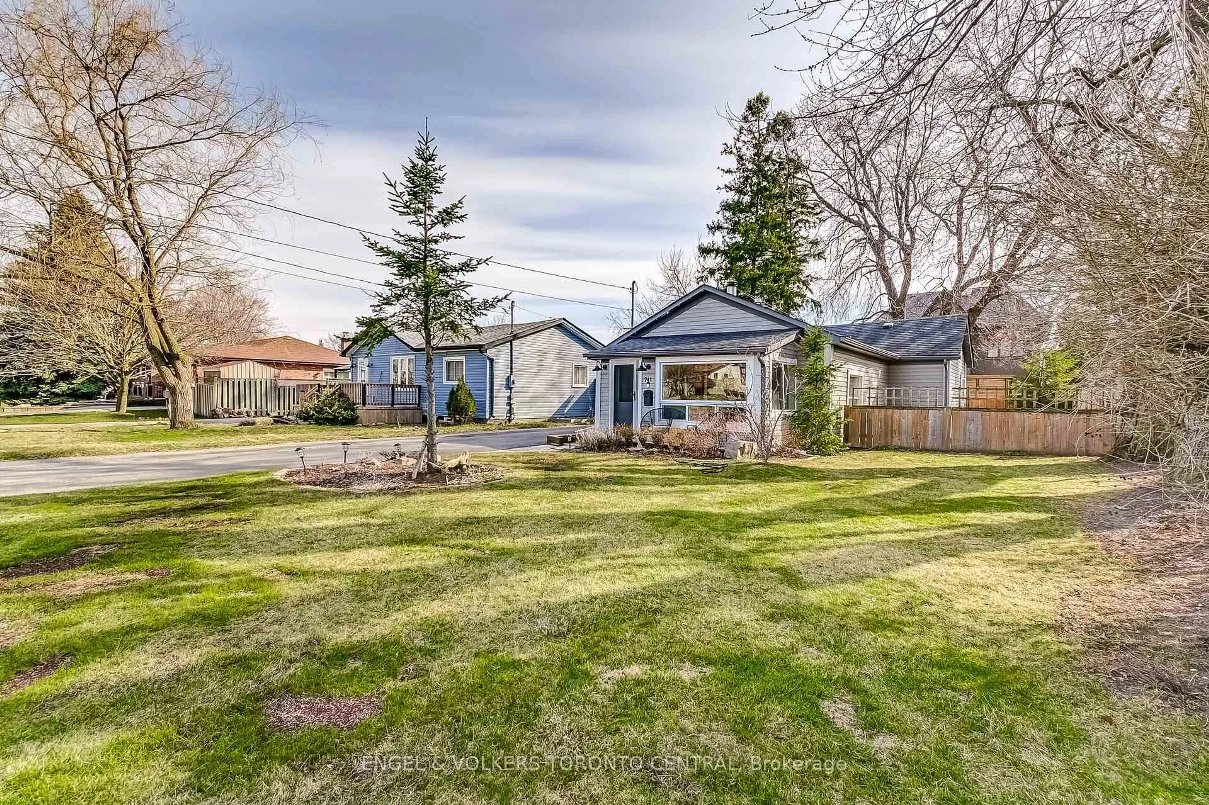 A pic from outside/outdoor area/front of a property/back of a property/a pic from drone, street for 741 Marksbury Rd, Pickering Ontario L1W 2T5