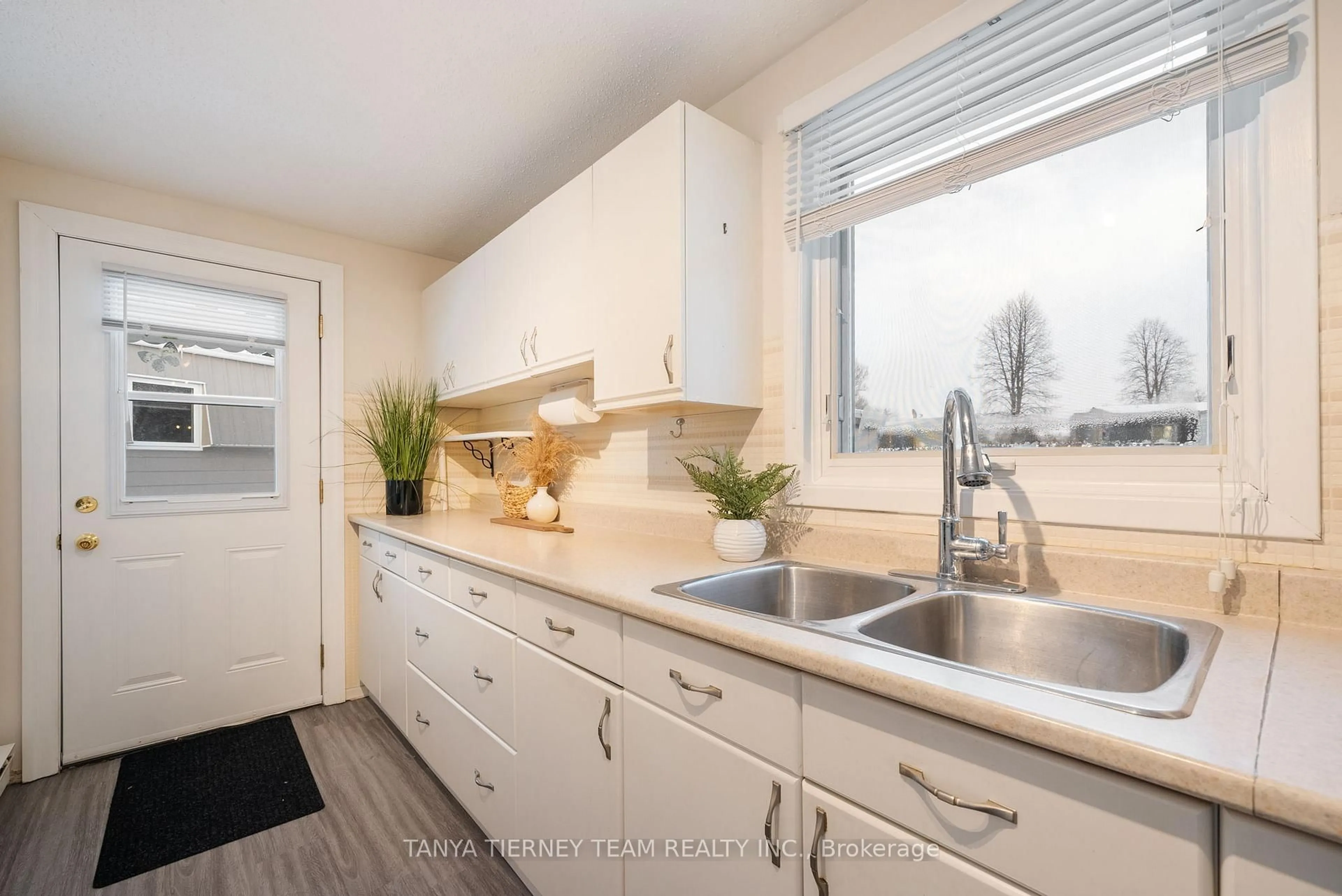 Unknown for 6 The Cove Rd, Clarington Ontario L1B 1B9