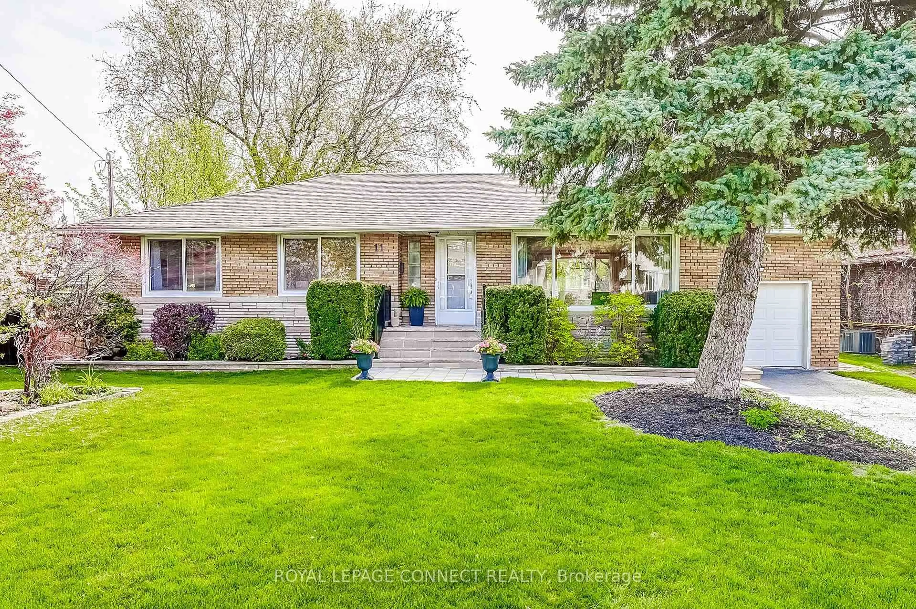 Home with vinyl exterior material, street for 11 McNab Blvd, Toronto Ontario M1M 2W3