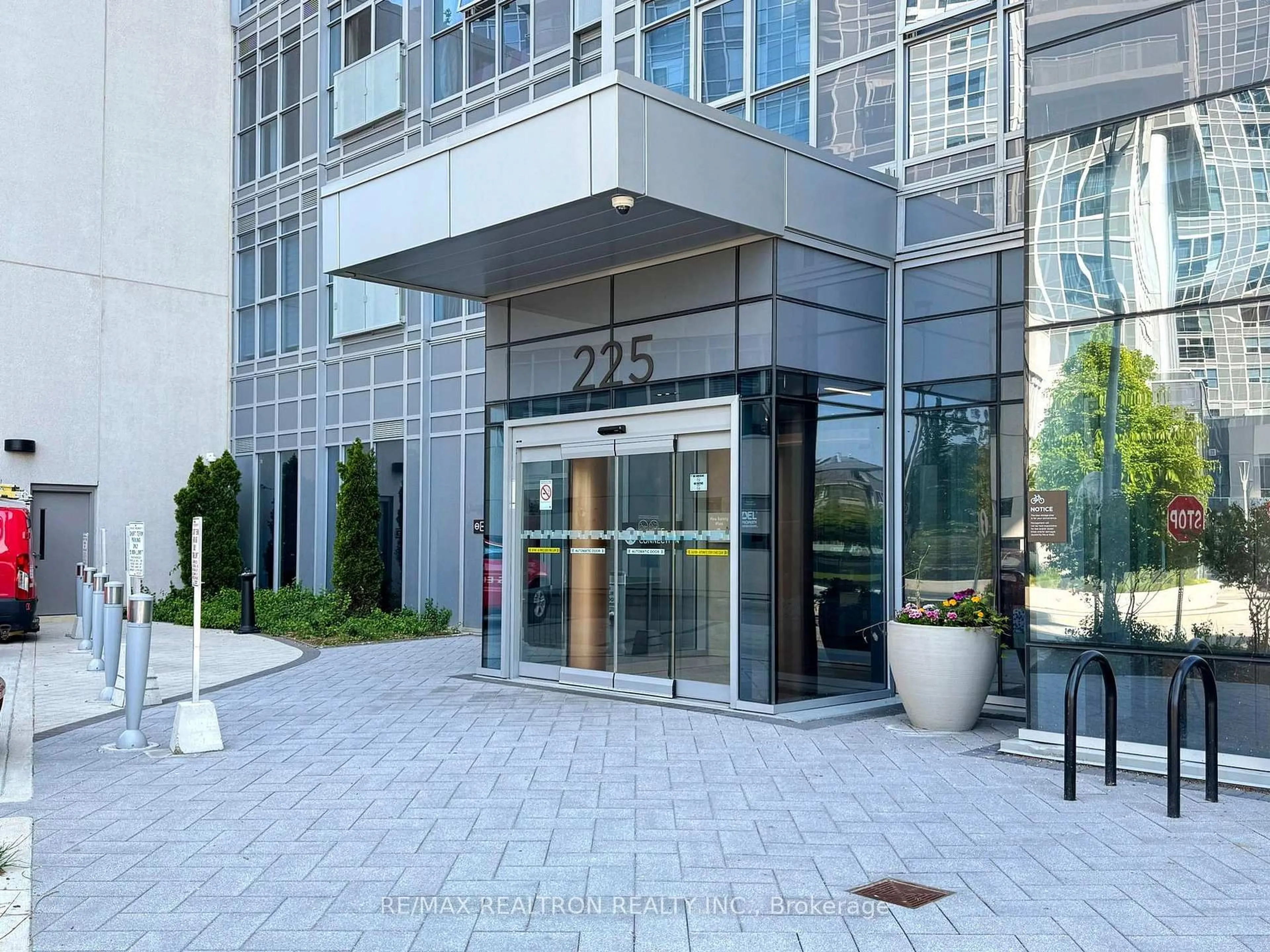 Indoor foyer for 225 Village Green Sq #803, Toronto Ontario M1S 0N4