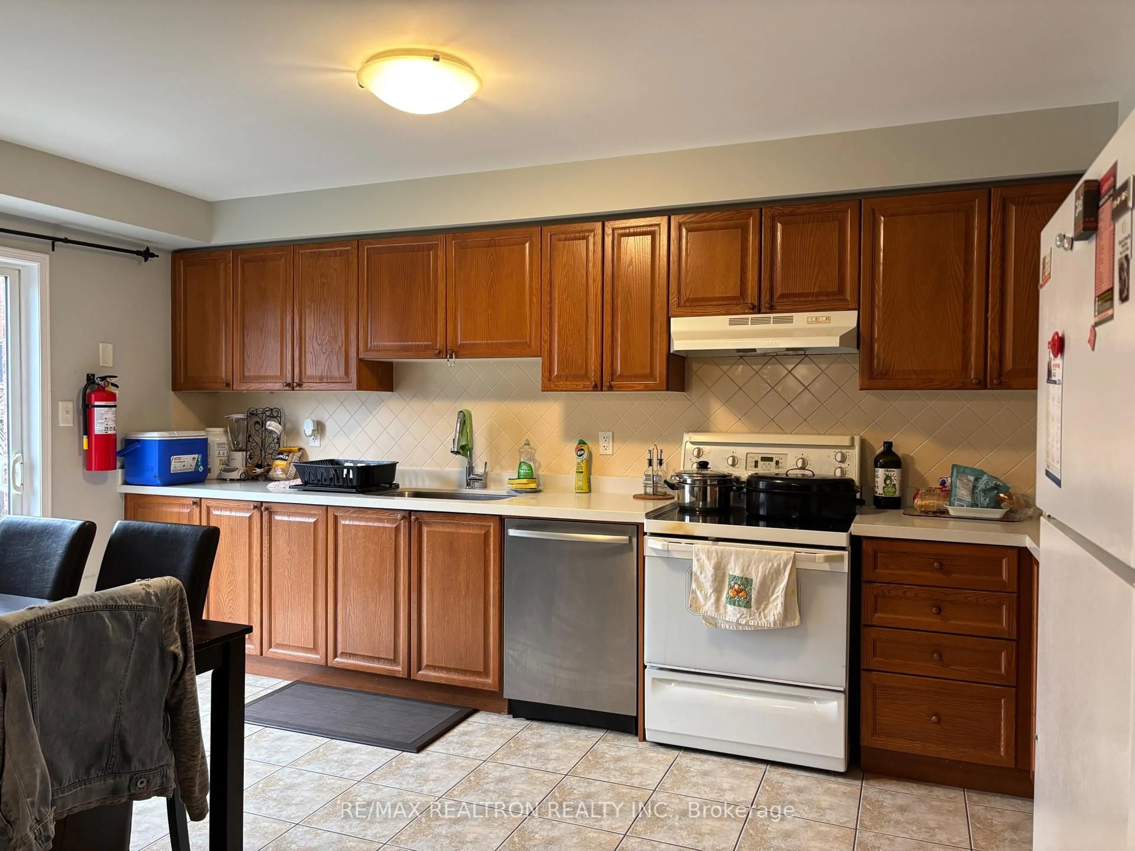 Standard kitchen, unknown for 1986 Secretariat Pl, Oshawa Ontario L1L 1C8