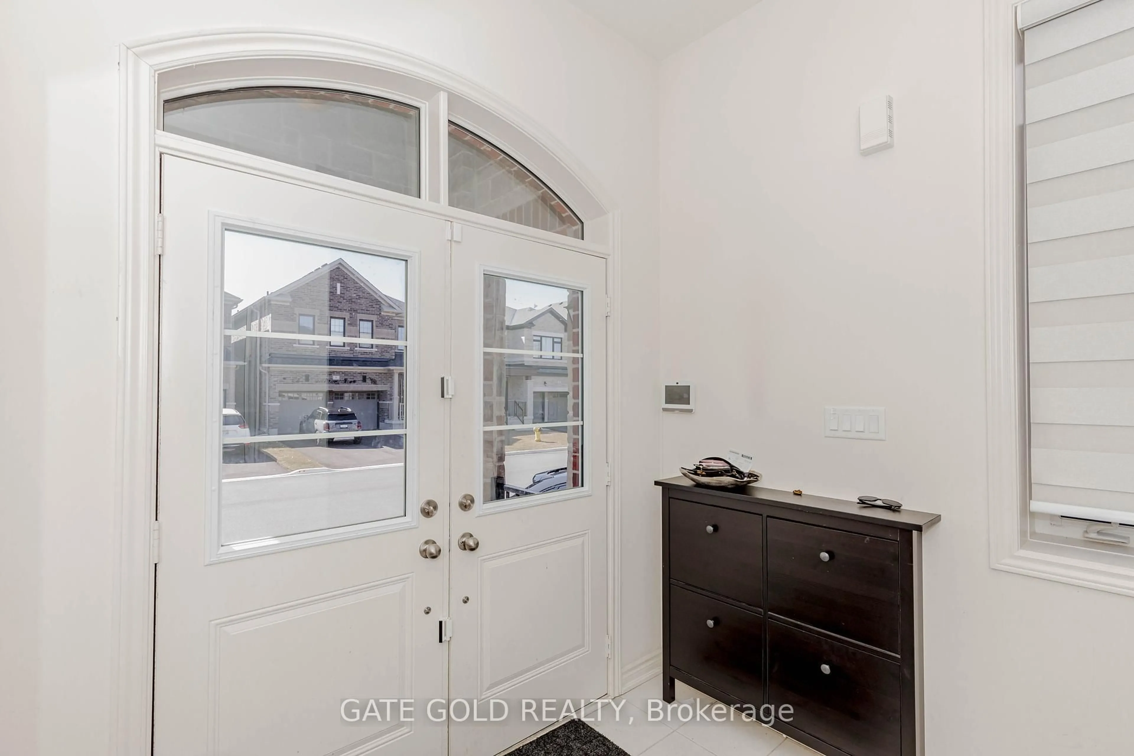 Indoor entryway for 9 Vickery St, Whitby Ontario L1P 0L1
