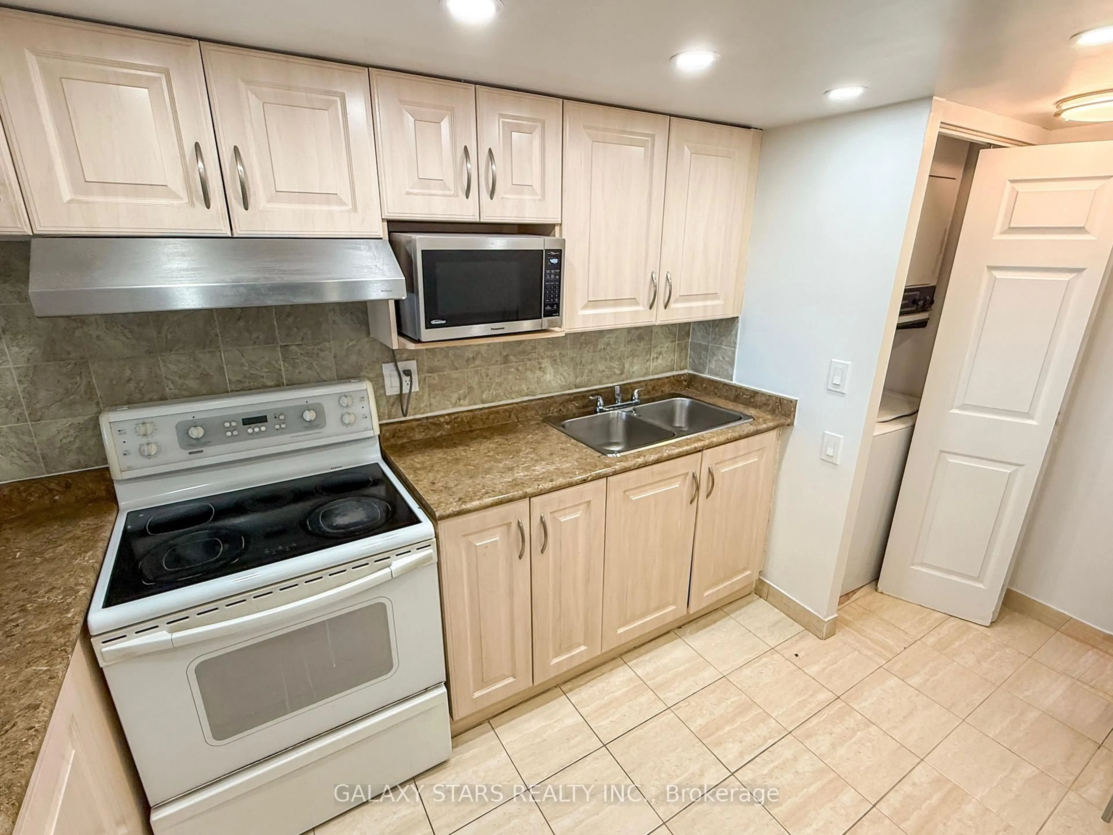 Standard kitchen, ceramic/tile floor for 2460 Eglinton Ave #708, Toronto Ontario M1K 5J7
