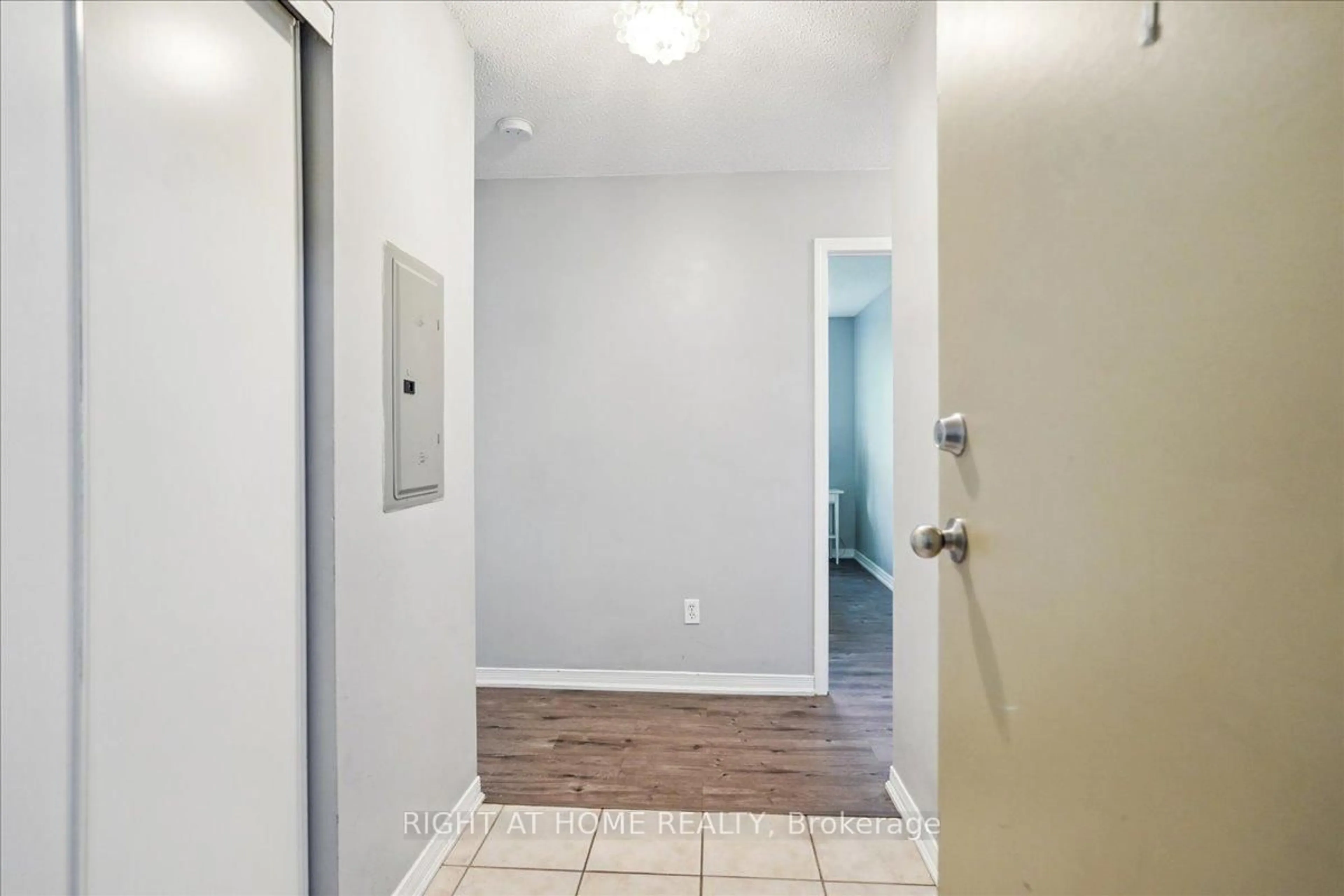 Indoor entryway for 83 Aspen Springs Dr #308, Clarington Ontario L1C 5J7