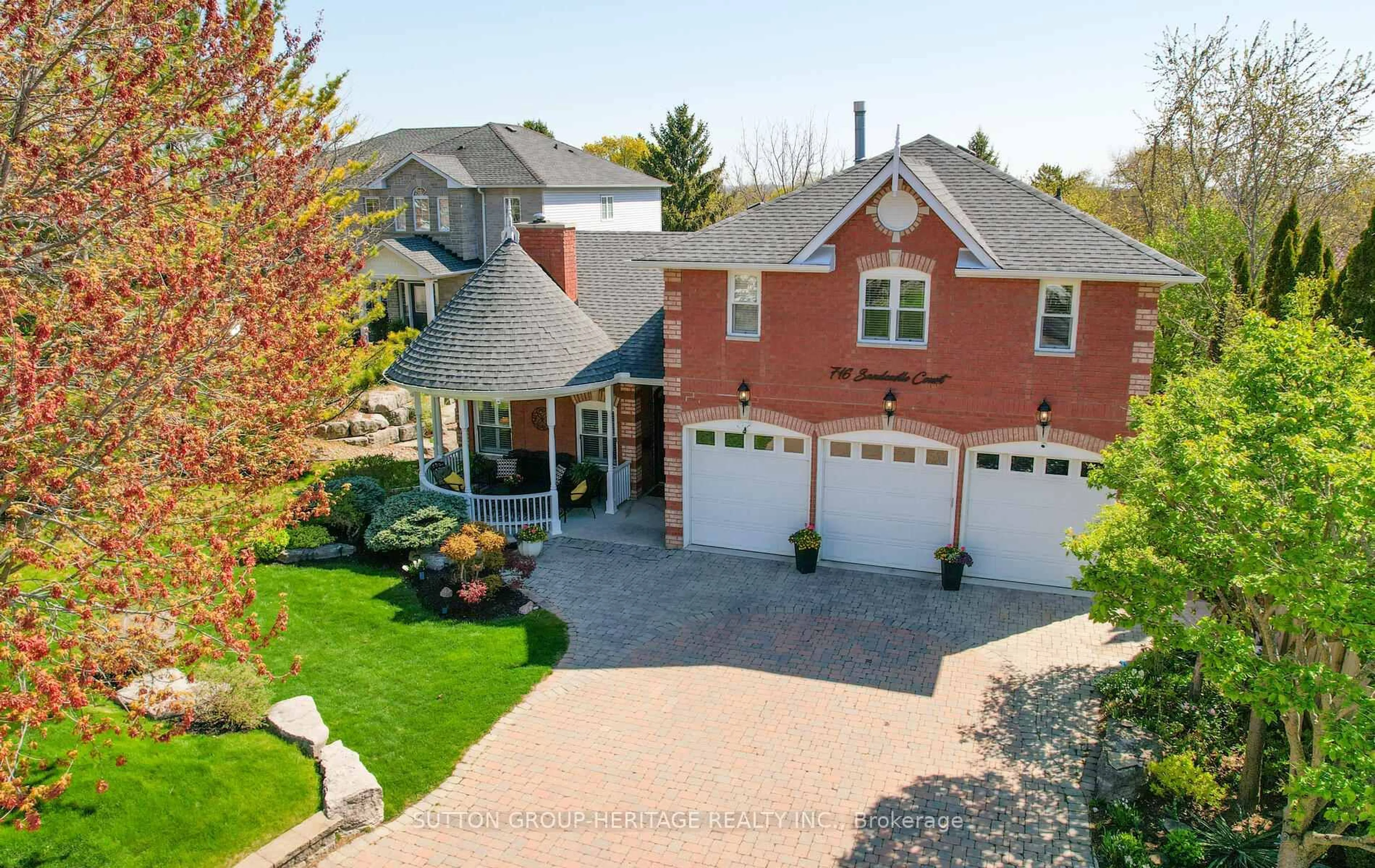 A pic from outside/outdoor area/front of a property/back of a property/a pic from drone, street for 716 Sandcastle Crt, Pickering Ontario L1W 3Z3