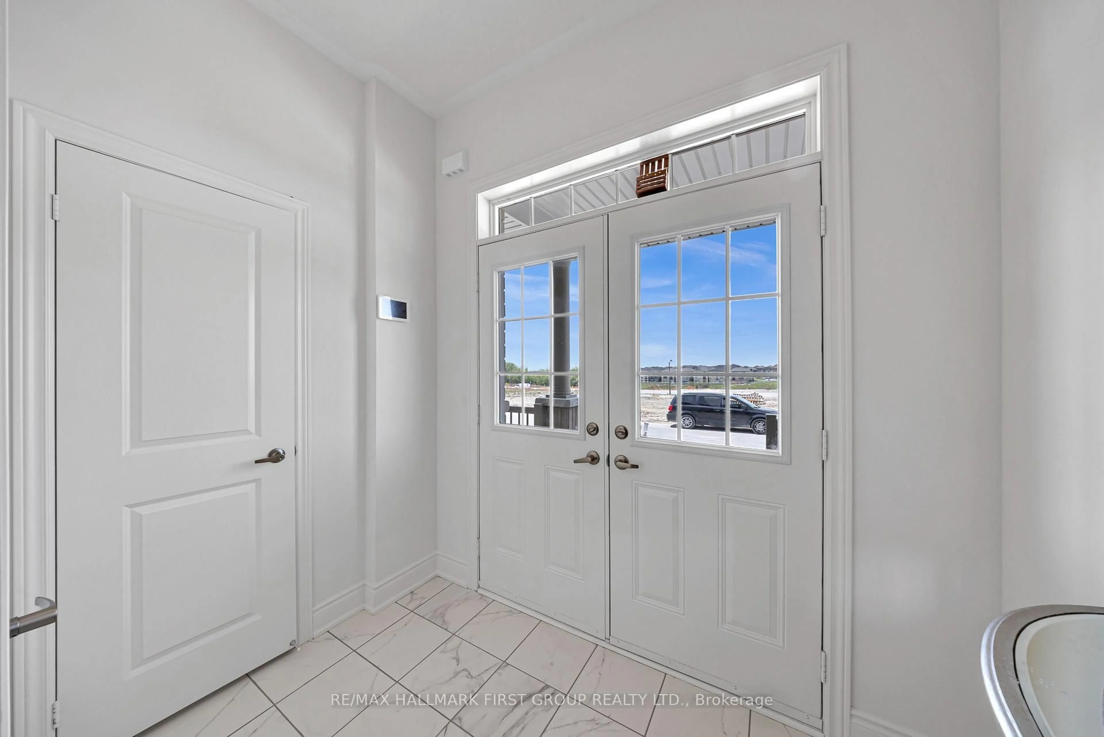 Indoor entryway for 2193 Crystal Dr, Oshawa Ontario L1H 8L7