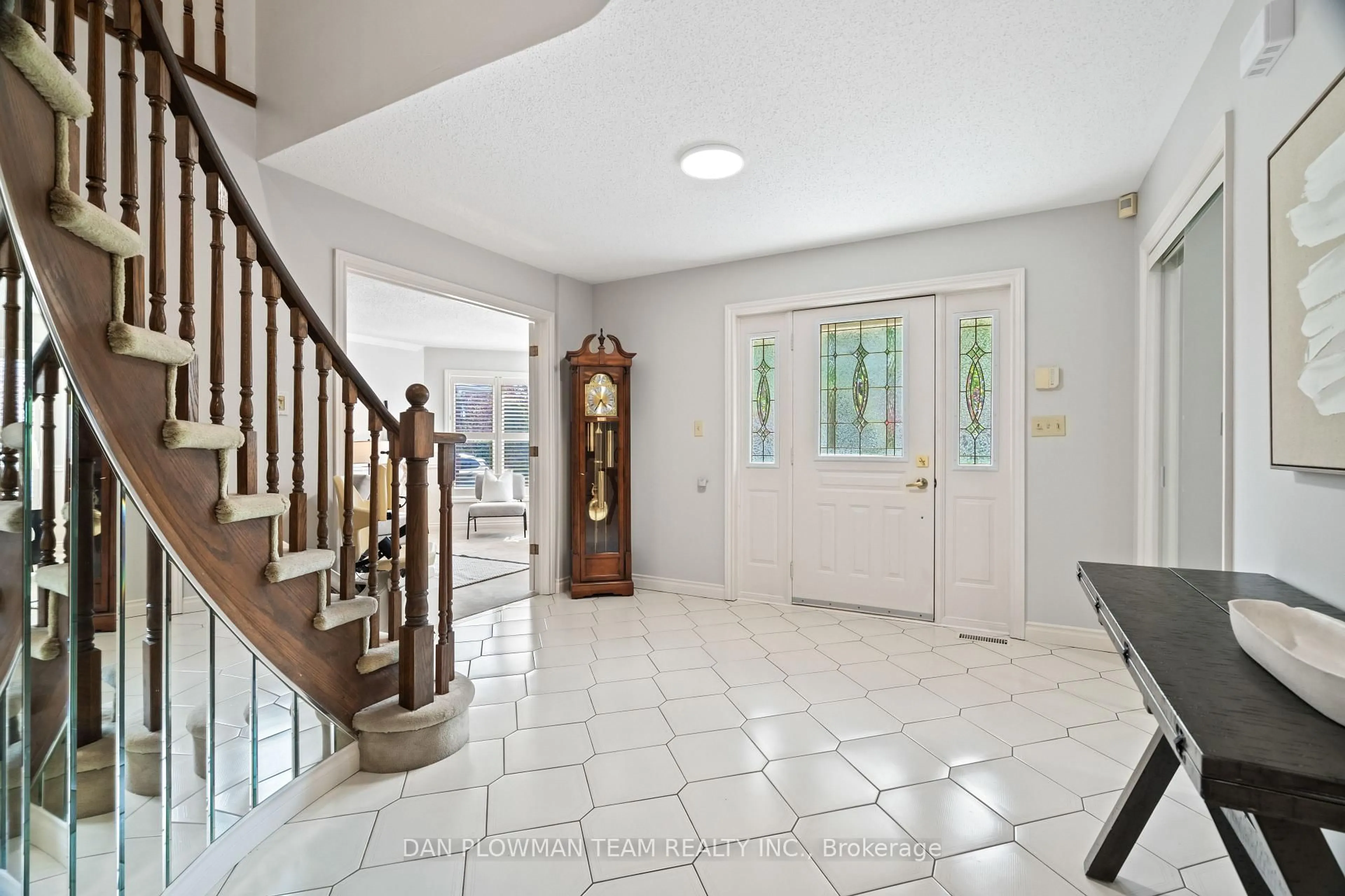 Indoor foyer for 132 Samac Tr, Oshawa Ontario L1G 7V9