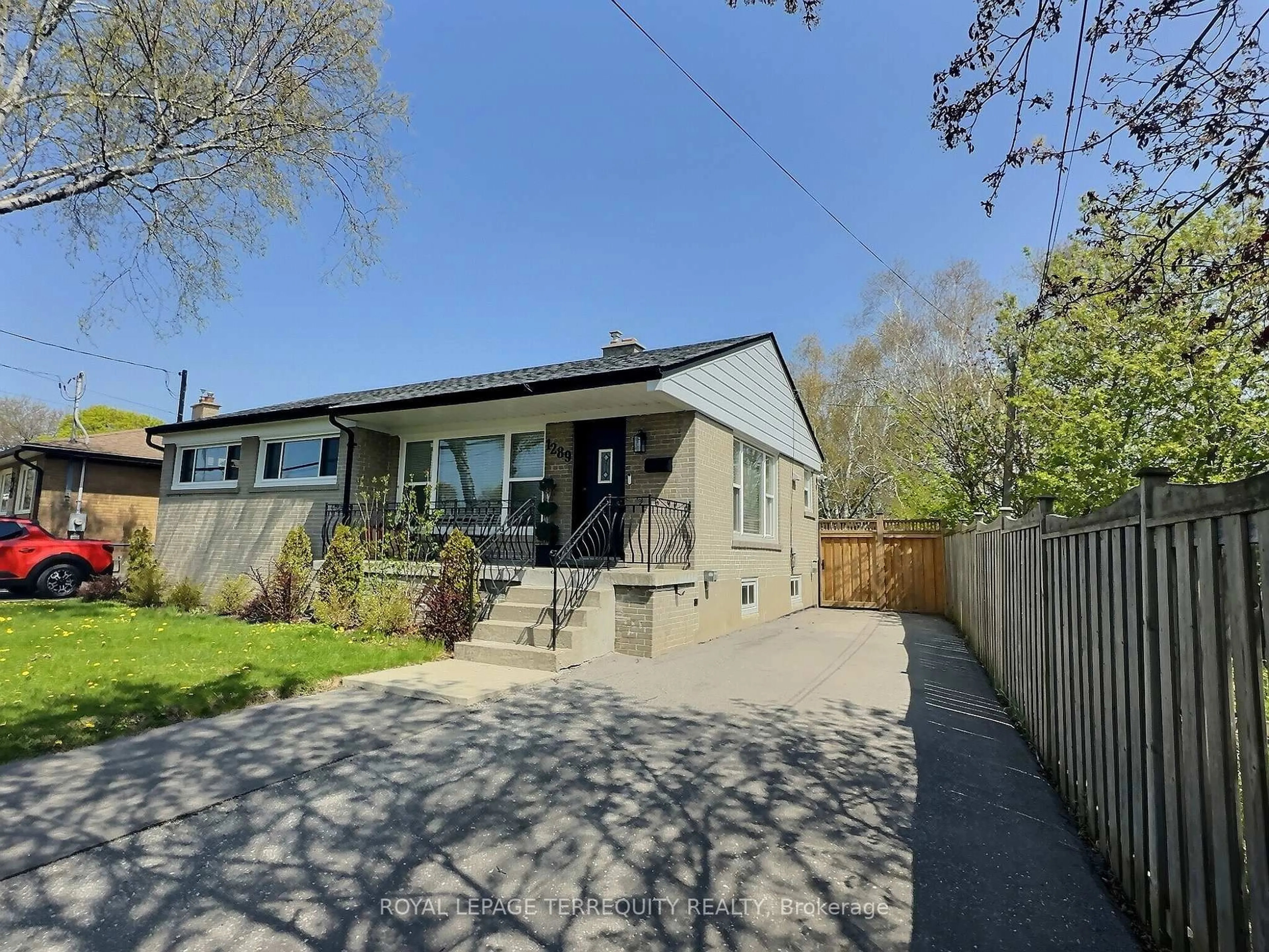 A pic from outside/outdoor area/front of a property/back of a property/a pic from drone, street for 1289 Wecker Dr, Oshawa Ontario L1J 3P6