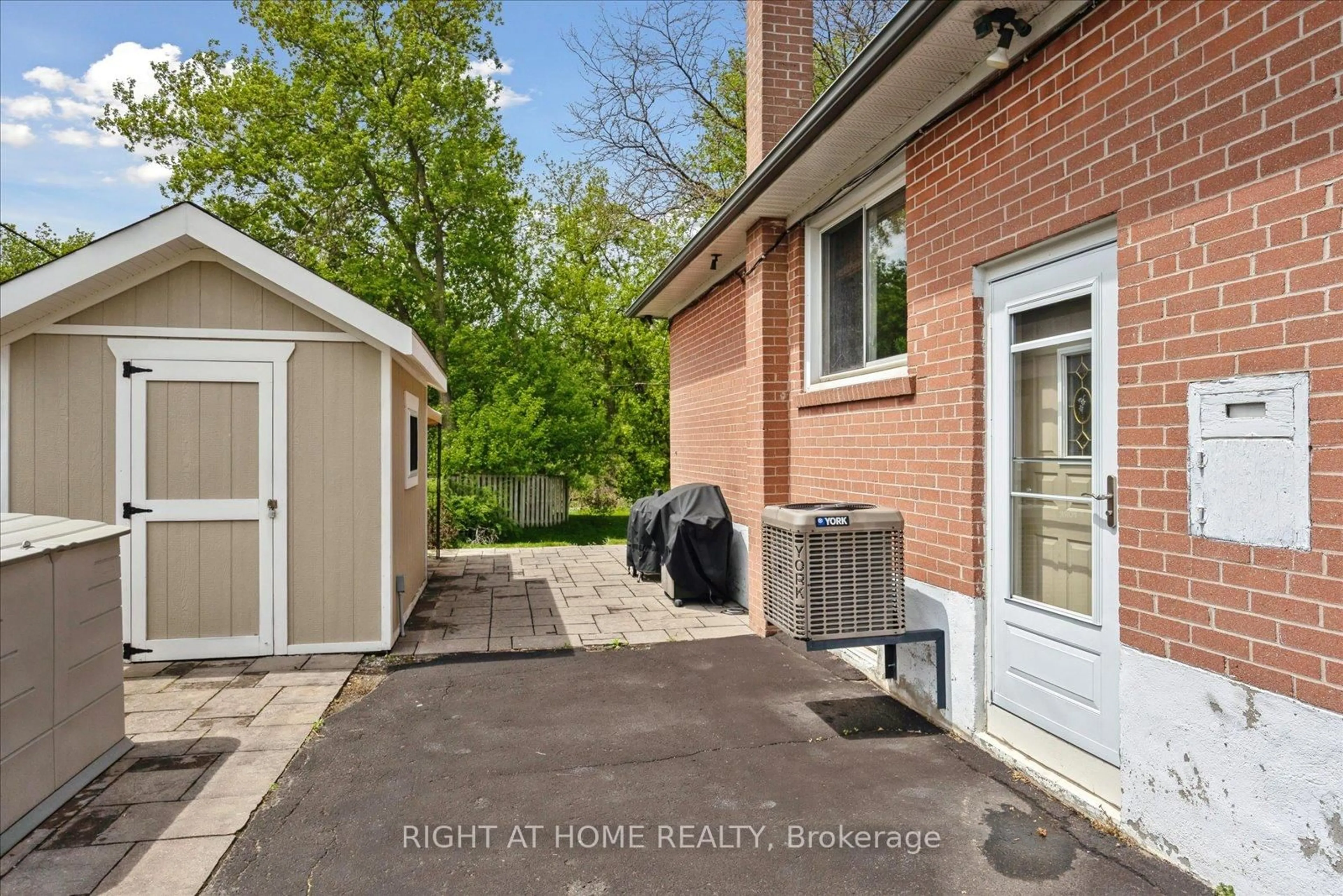 Unknown for 154 Lupin Dr, Whitby Ontario L1N 1X8
