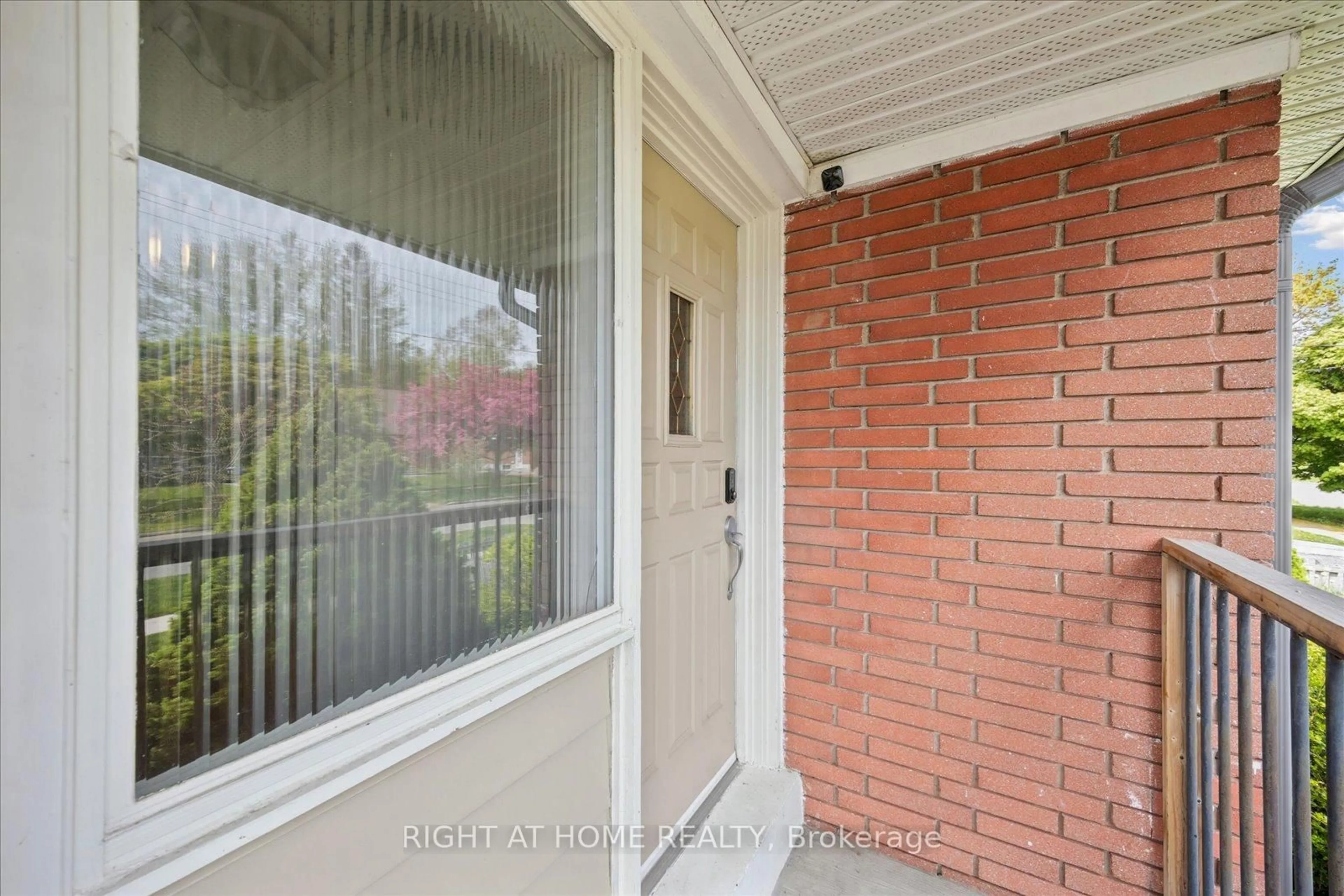Indoor entryway for 154 Lupin Dr, Whitby Ontario L1N 1X8