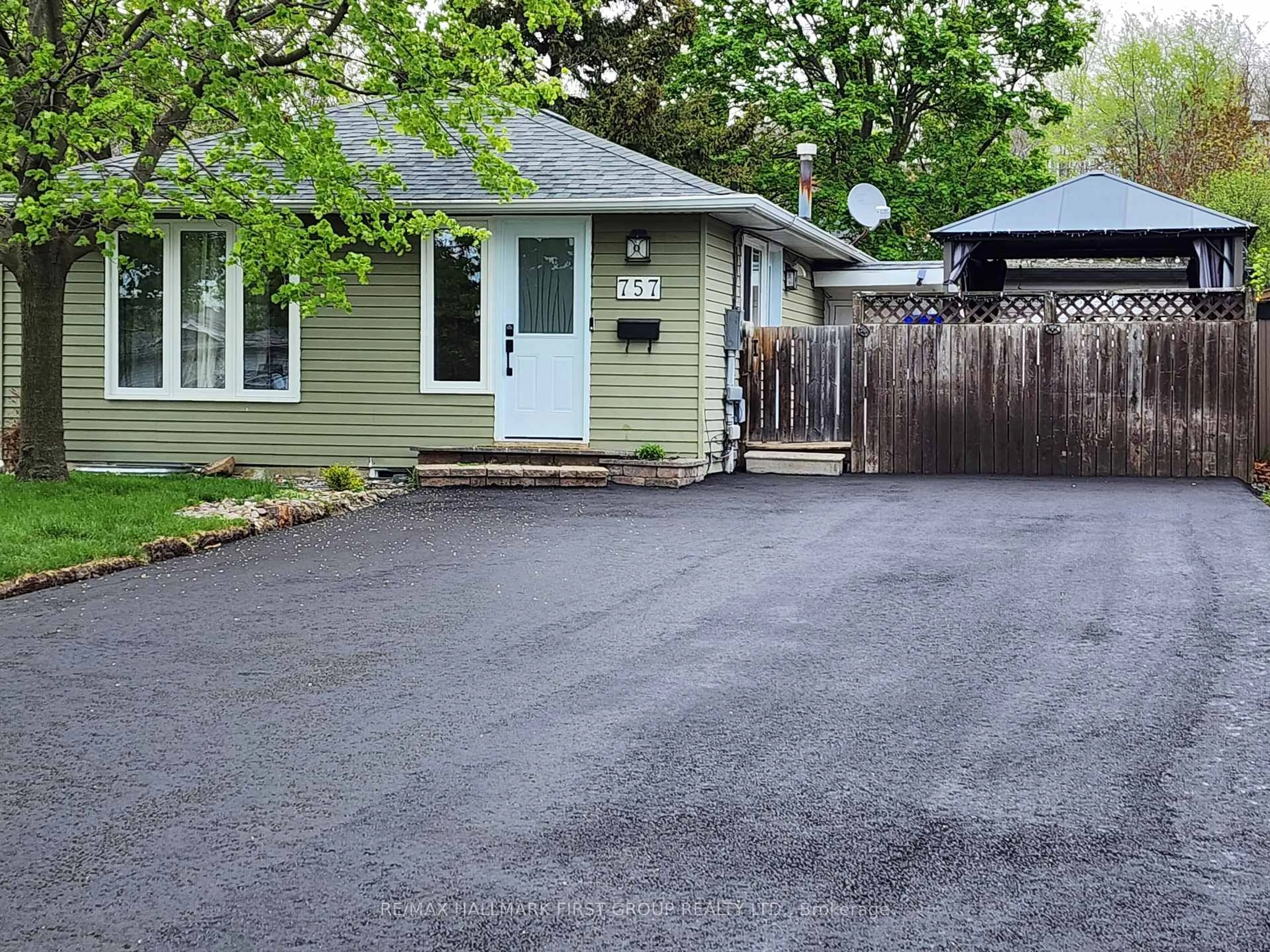 A pic from outside/outdoor area/front of a property/back of a property/a pic from drone, street for 757 Edna Crt, Oshawa Ontario L1H 7X8