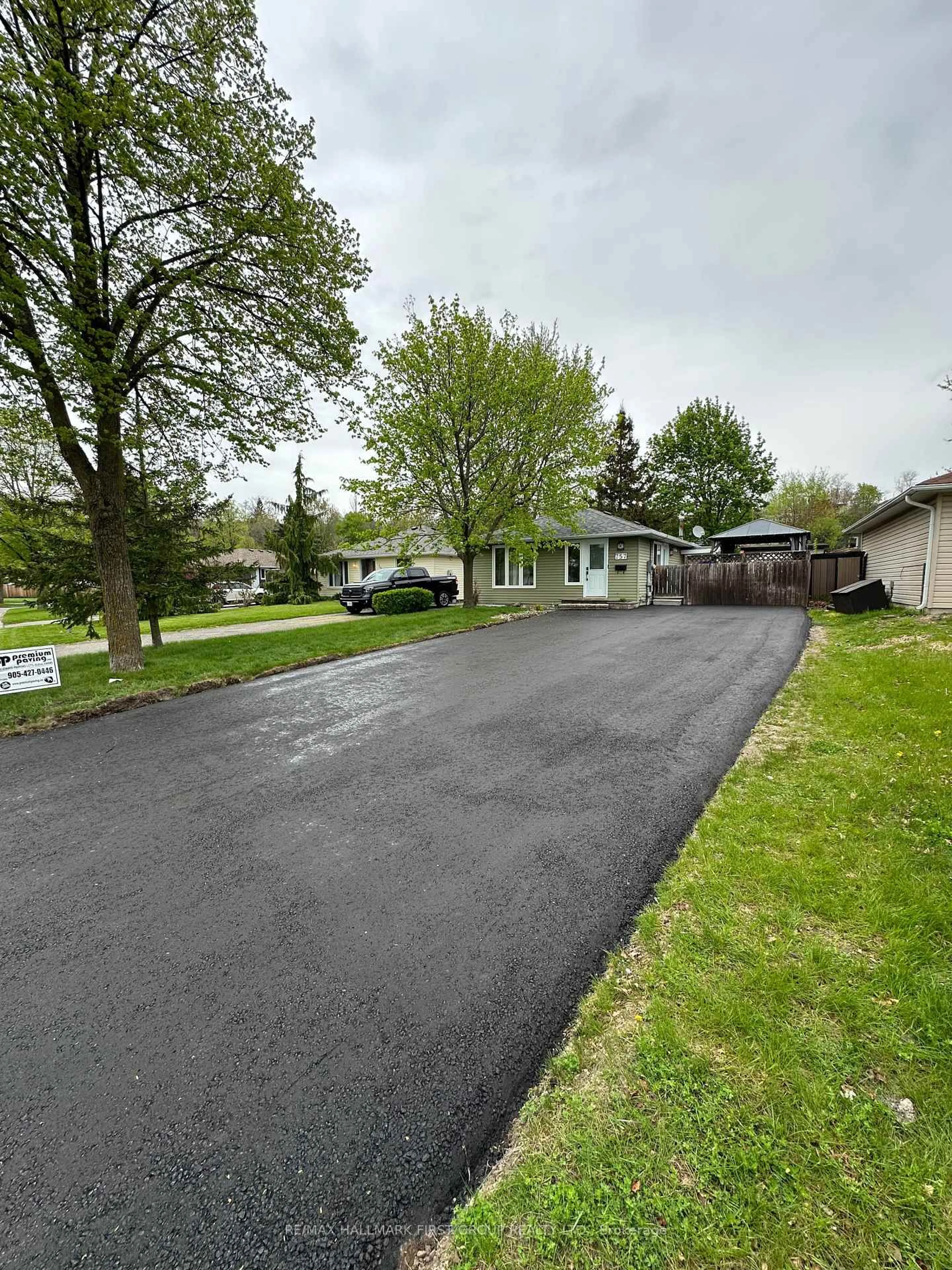 A pic from outside/outdoor area/front of a property/back of a property/a pic from drone, street for 757 Edna Crt, Oshawa Ontario L1H 7X8