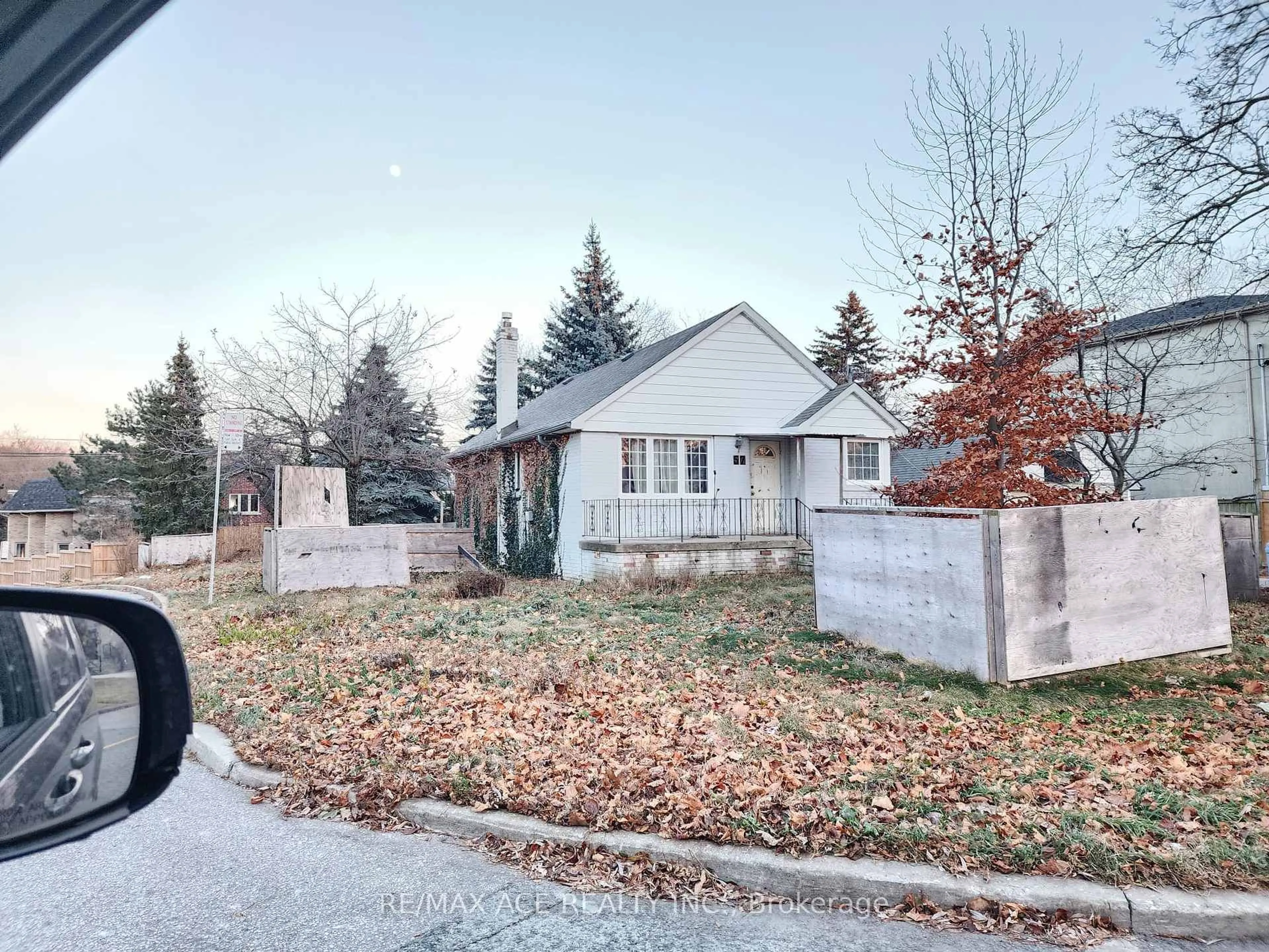 A pic from outside/outdoor area/front of a property/back of a property/a pic from drone, street for 57 Eastville Ave, Toronto Ontario M1M 2N6