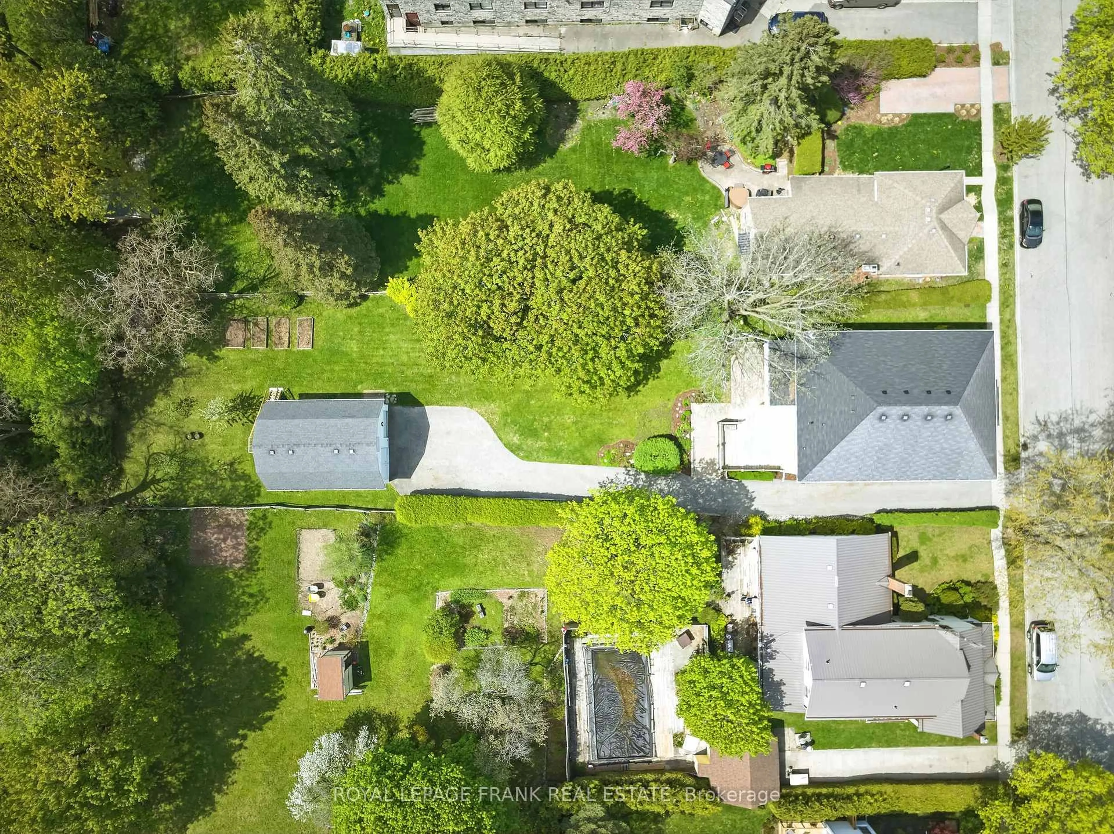 A pic from outside/outdoor area/front of a property/back of a property/a pic from drone, street for 25 Park St, Clarington Ontario L1B 1H2