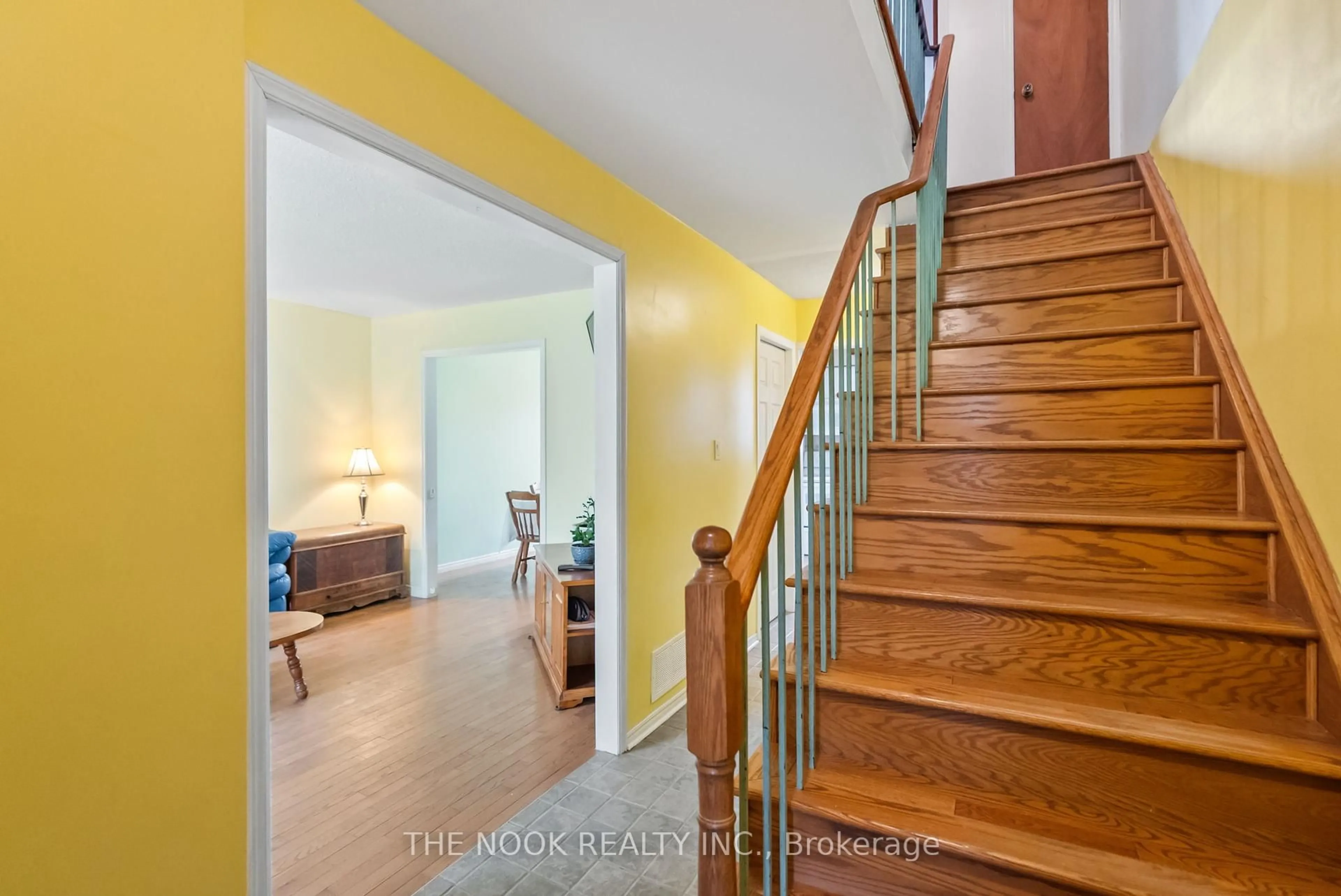 Indoor foyer for 416 Gothic Dr, Oshawa Ontario L1G 7S4