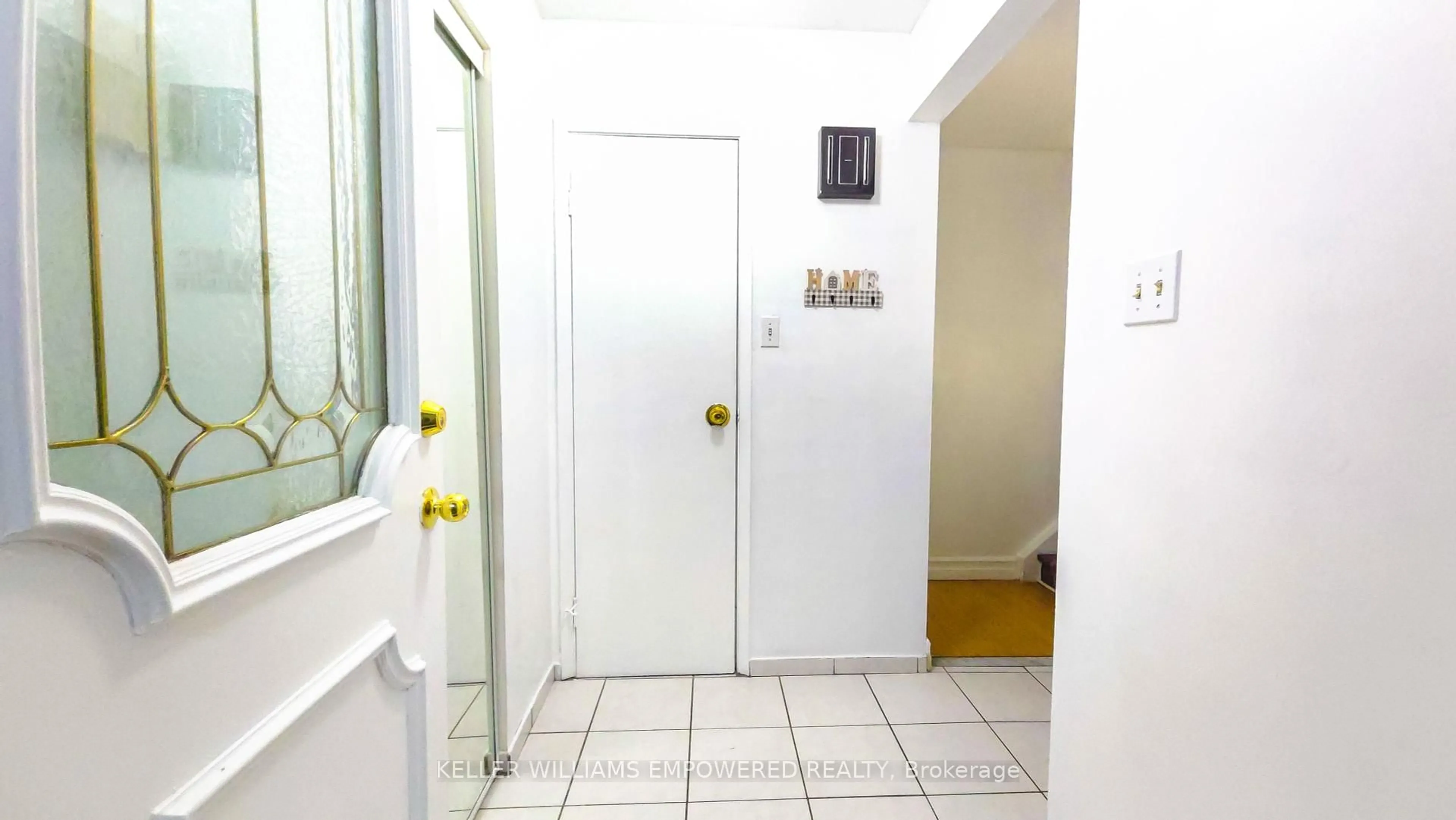 Indoor foyer for 138 Horseley Hill Dr, Toronto Ontario M1B 1W6