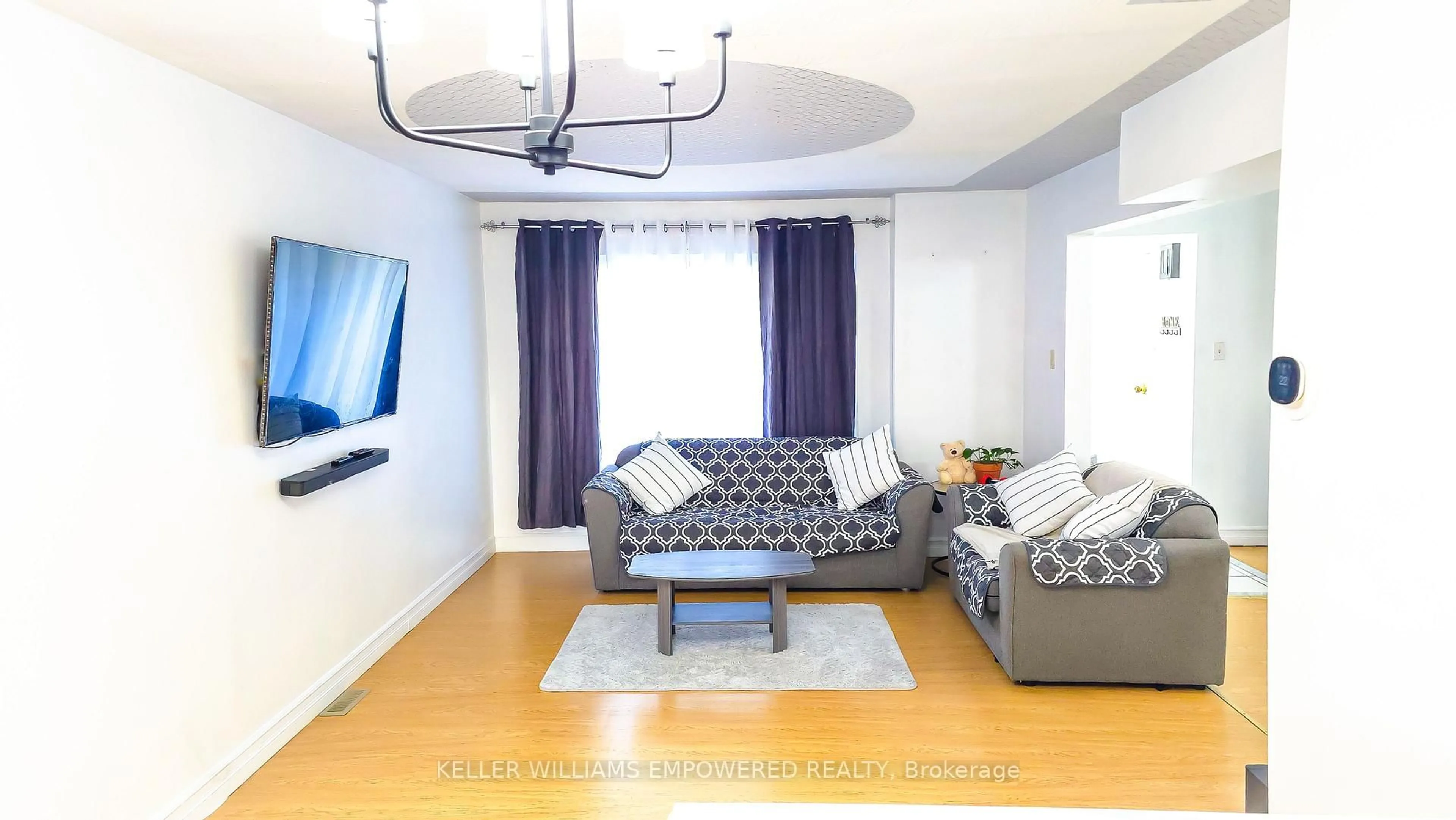 Living room with furniture, wood/laminate floor for 138 Horseley Hill Dr, Toronto Ontario M1B 1W6