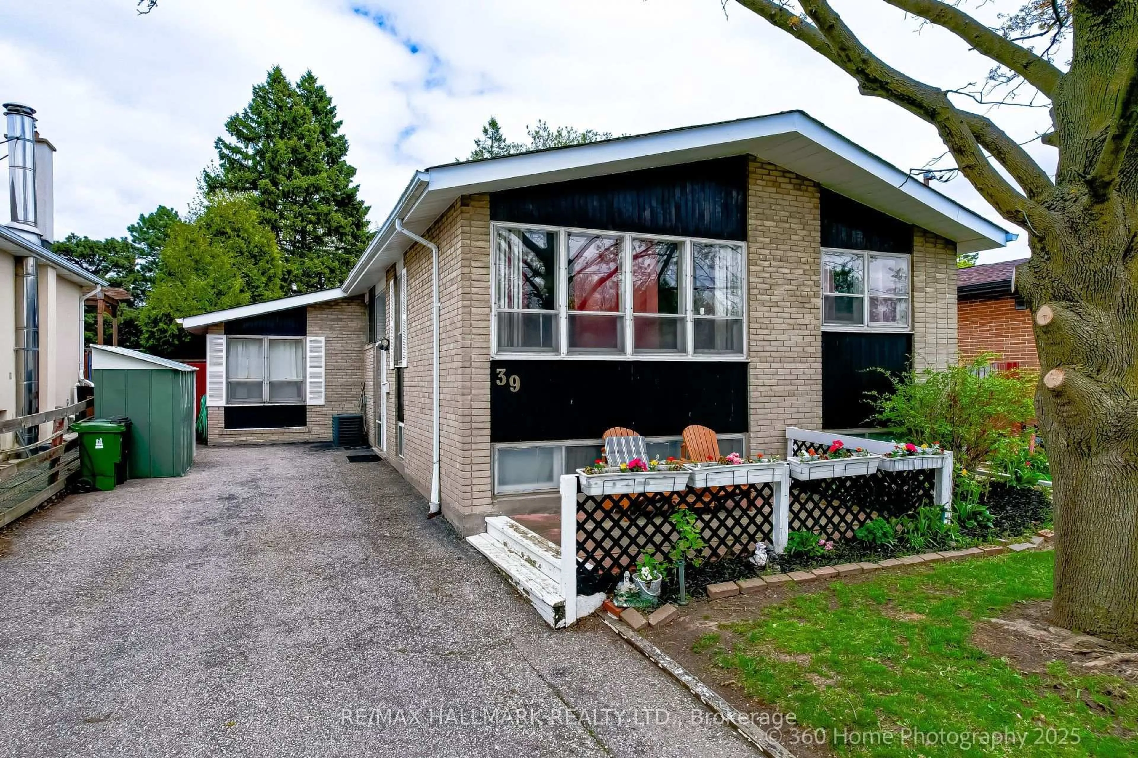 Home with vinyl exterior material, street for 39 Baybrook Cres, Toronto Ontario M1H 2R7
