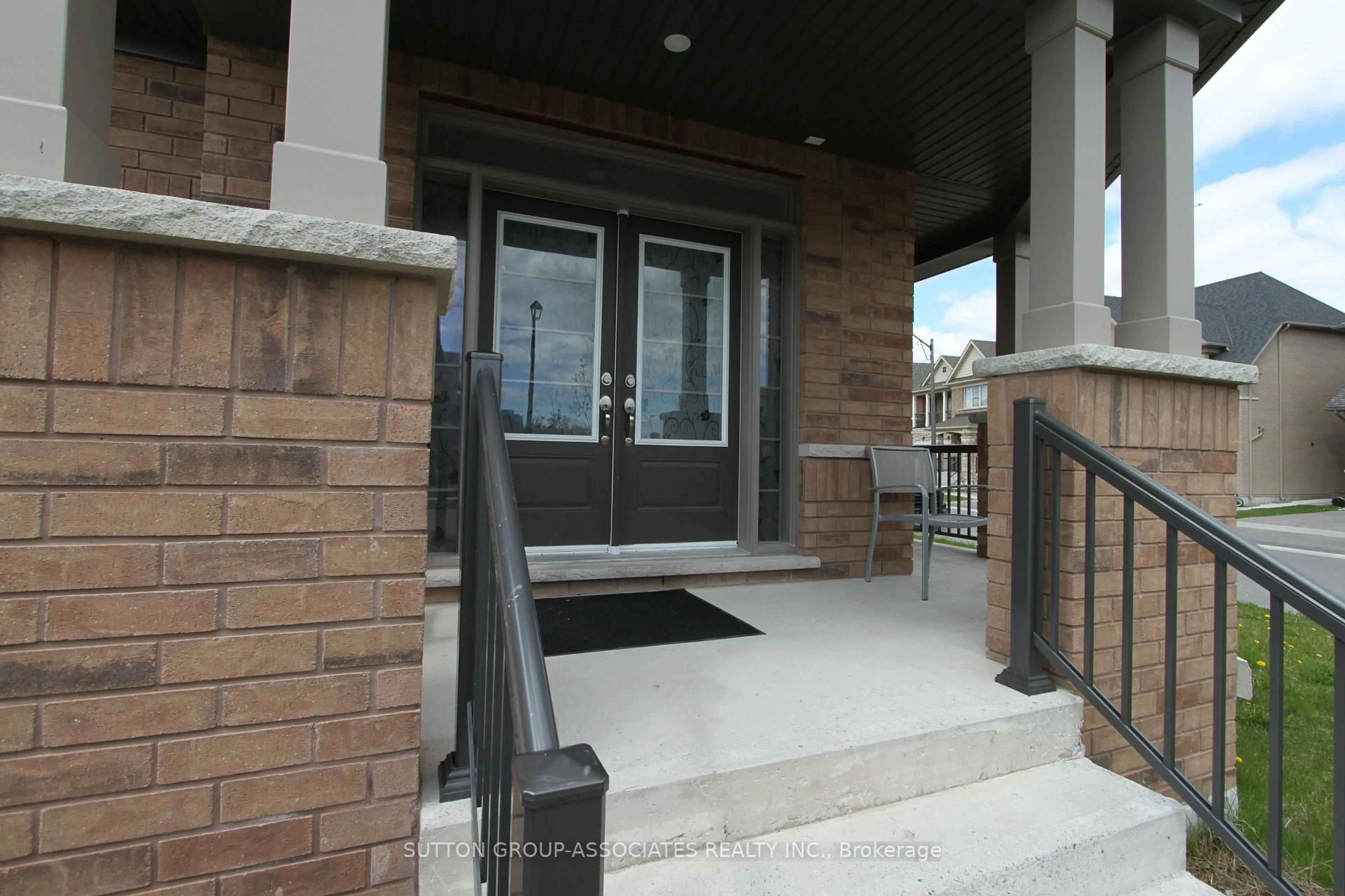 Indoor entryway for 2576 Orchestrate Dr, Oshawa Ontario L1L 0R4