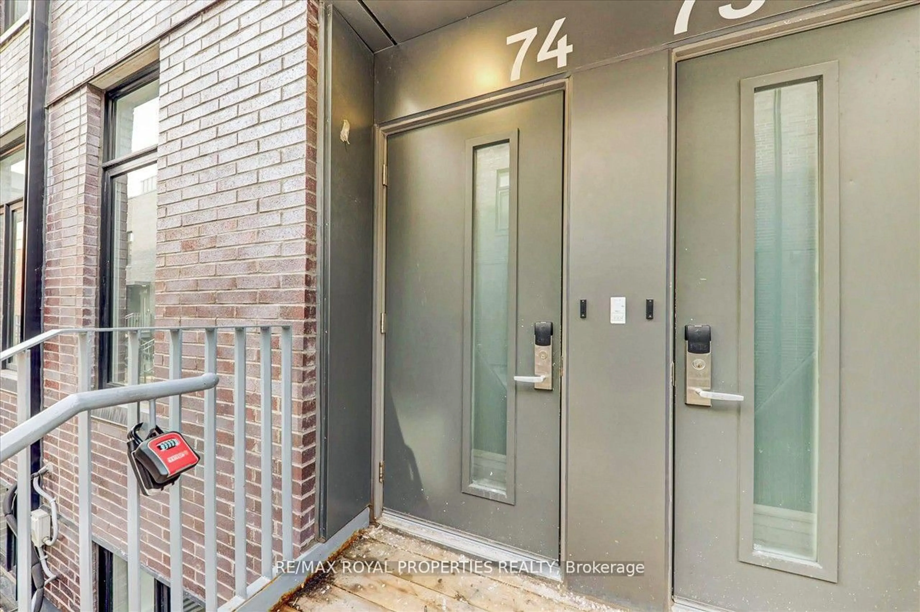 Indoor entryway for 1760 Simcoe St #74, Oshawa Ontario L1G 0C3
