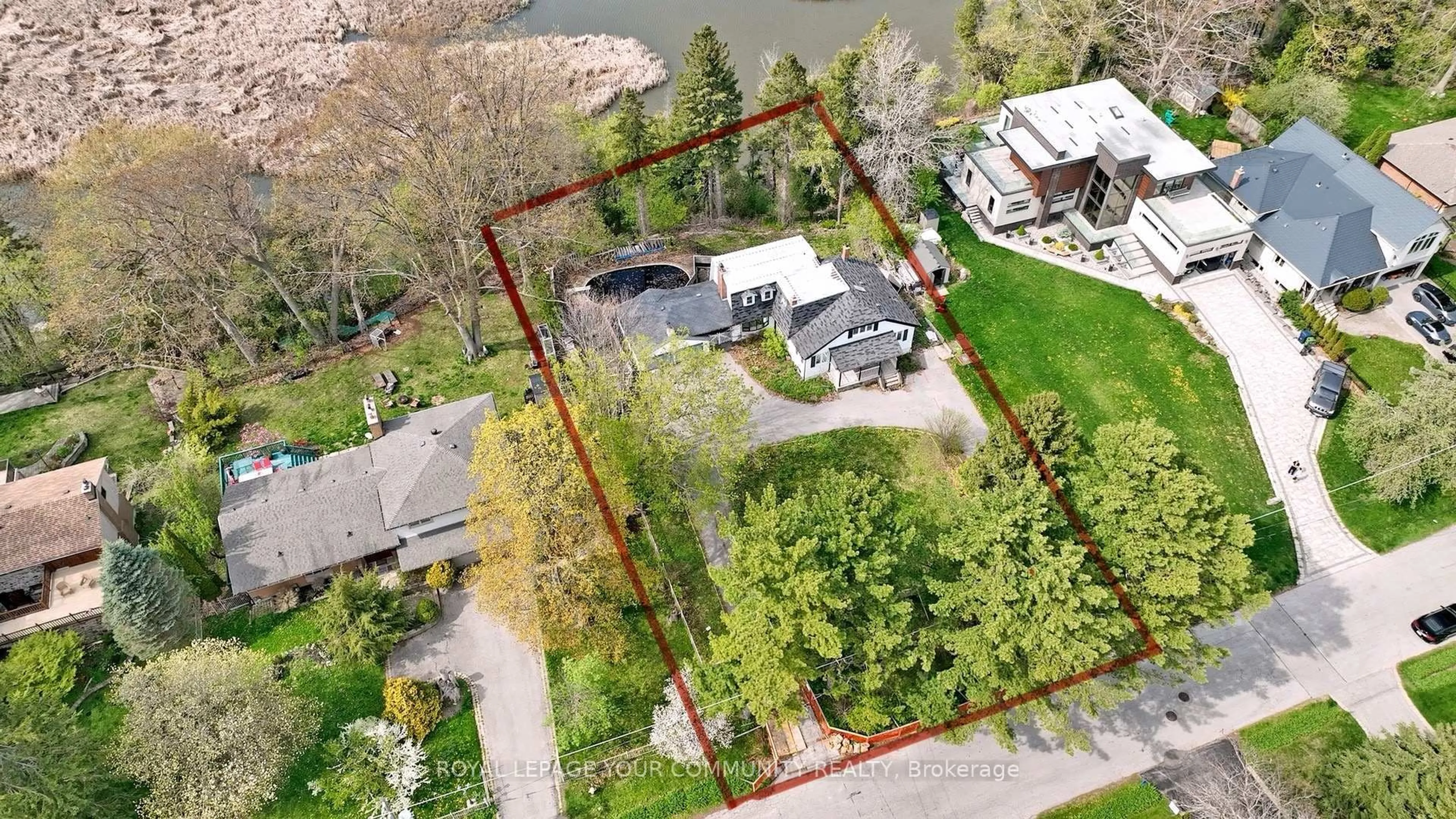 A pic from outside/outdoor area/front of a property/back of a property/a pic from drone, street for 312 Taylor Rd, Toronto Ontario M1C 2R6