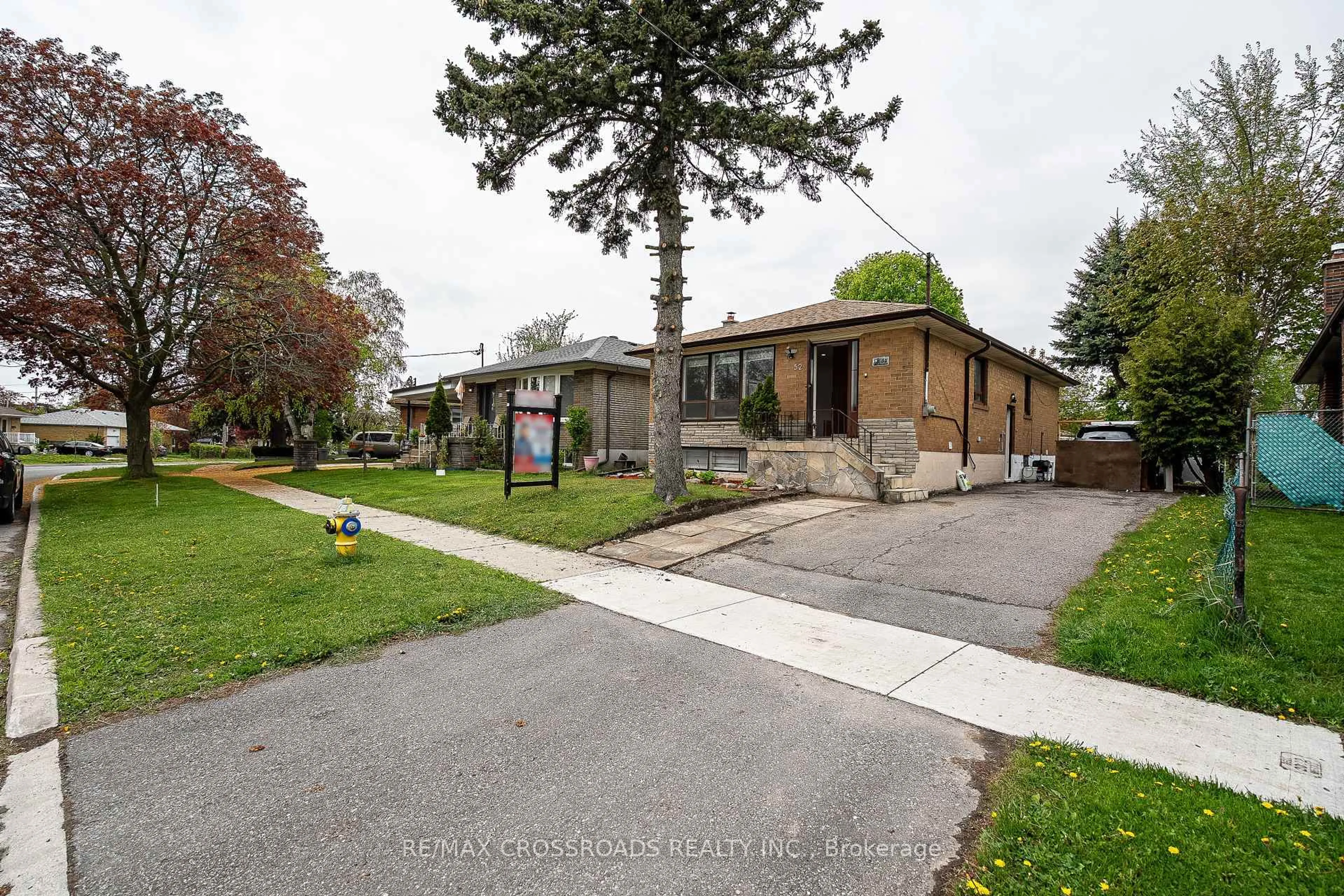A pic from outside/outdoor area/front of a property/back of a property/a pic from drone, street for 52 Slan Ave, Toronto Ontario M1G 3B3