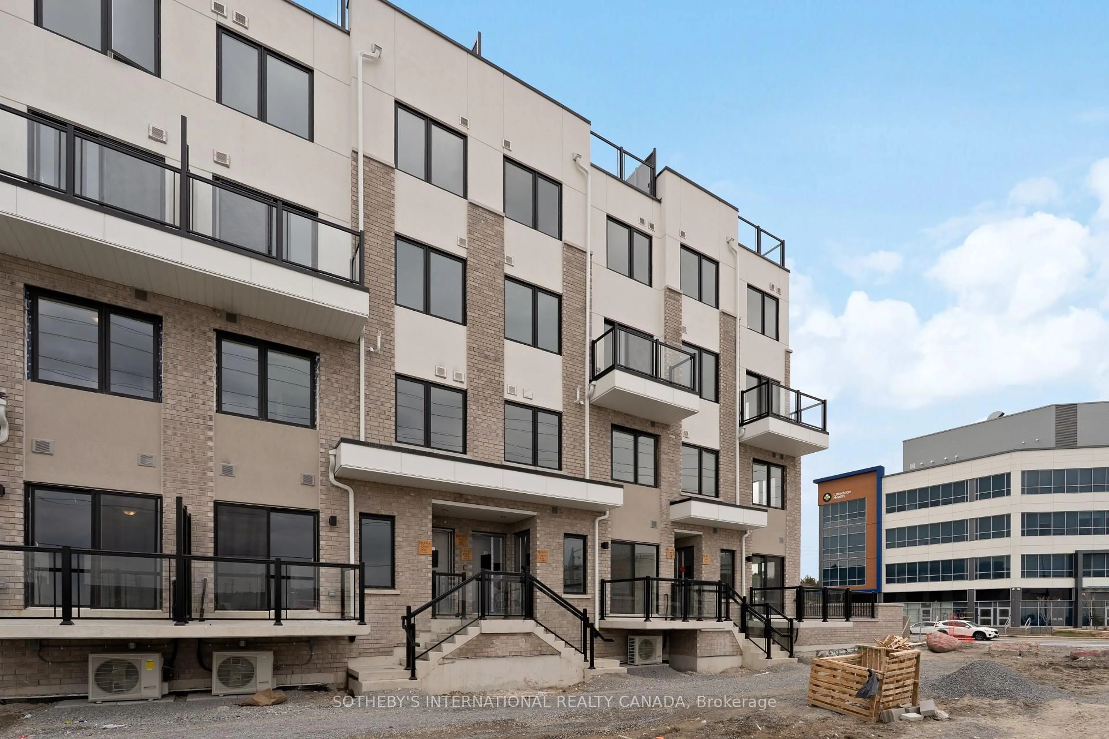 Patio, building for 1695 Dersan St #204, Pickering Ontario L1V 2P8
