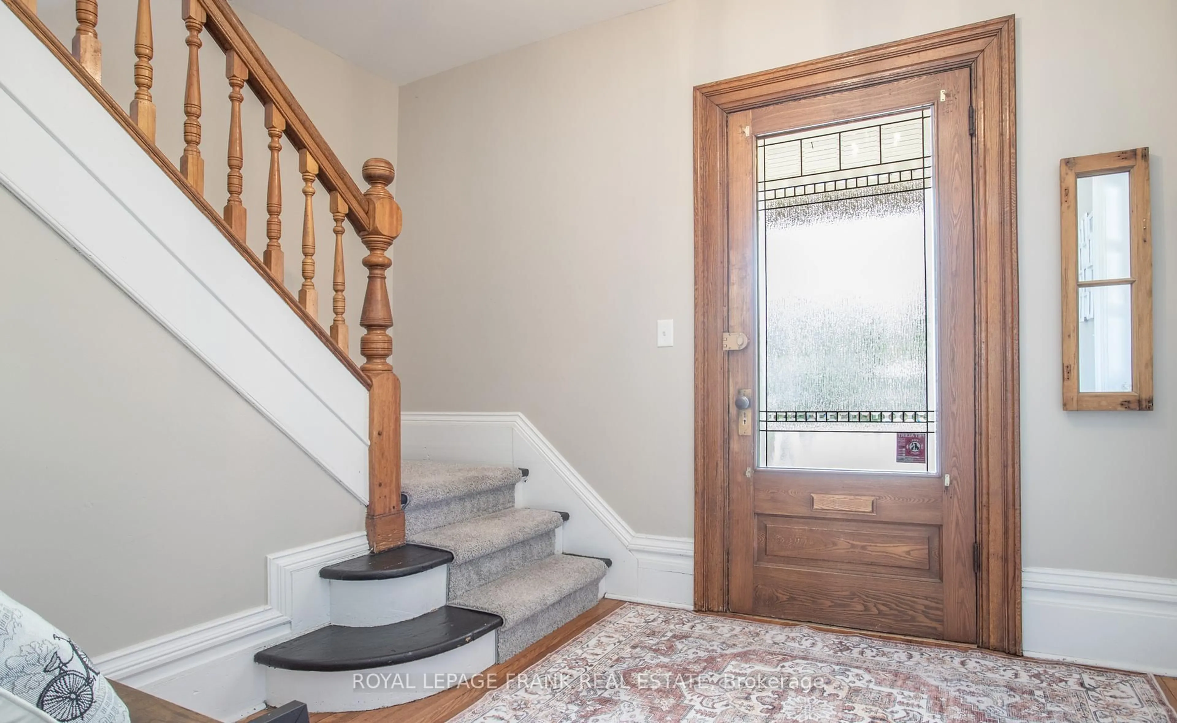 Indoor entryway for 281 North St, Scugog Ontario L9L 1B7