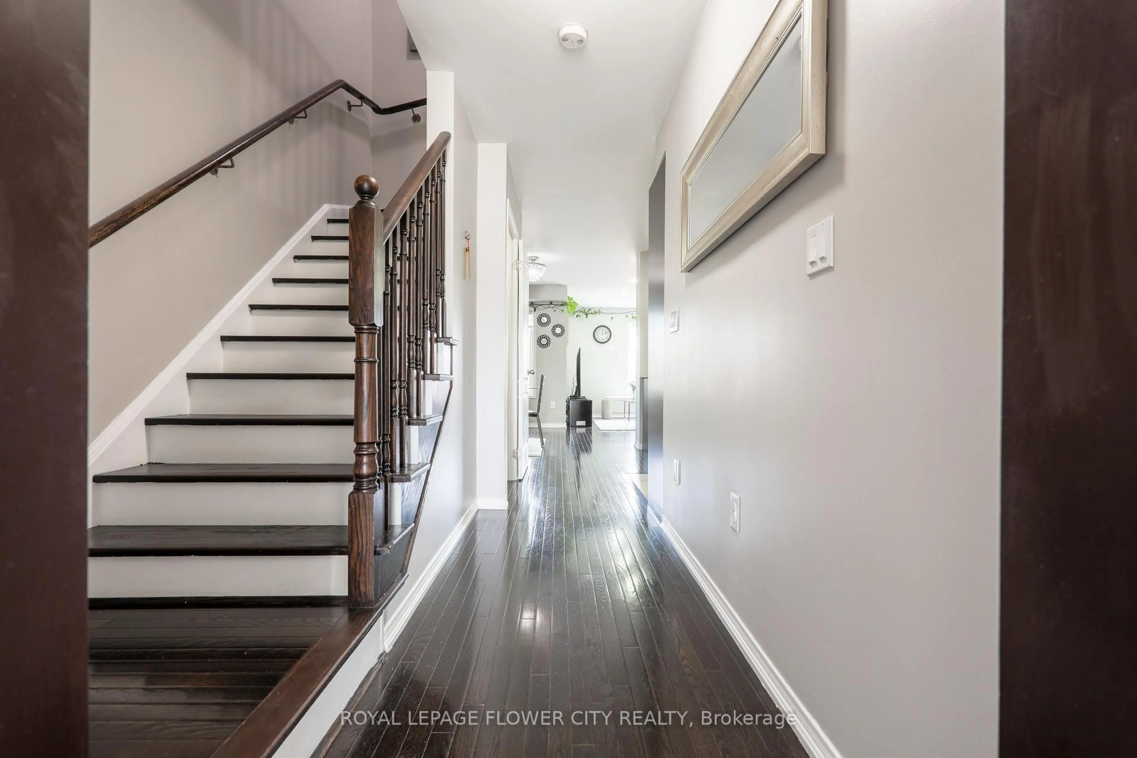 Indoor entryway for 42 Lander Cres, Clarington Ontario L1C 0L4