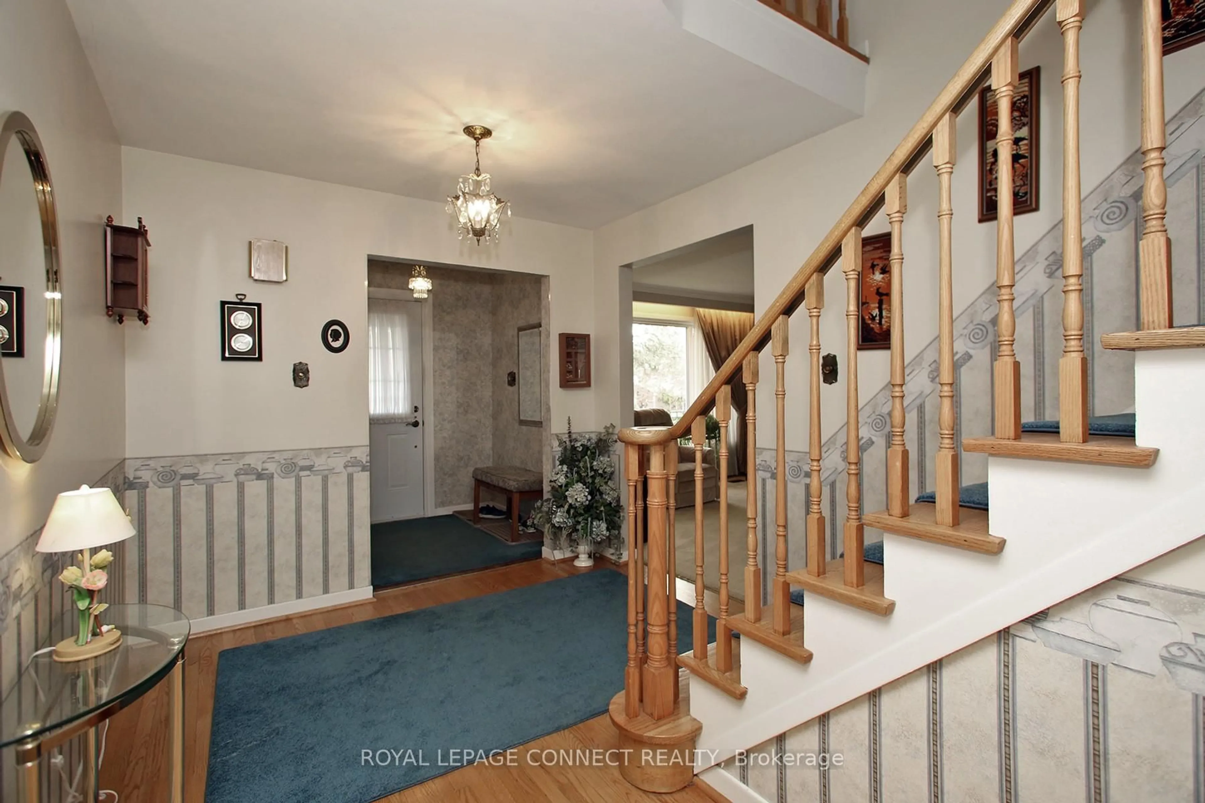 Indoor foyer for 92 Holmcrest Tr, Toronto Ontario M1C 1V5