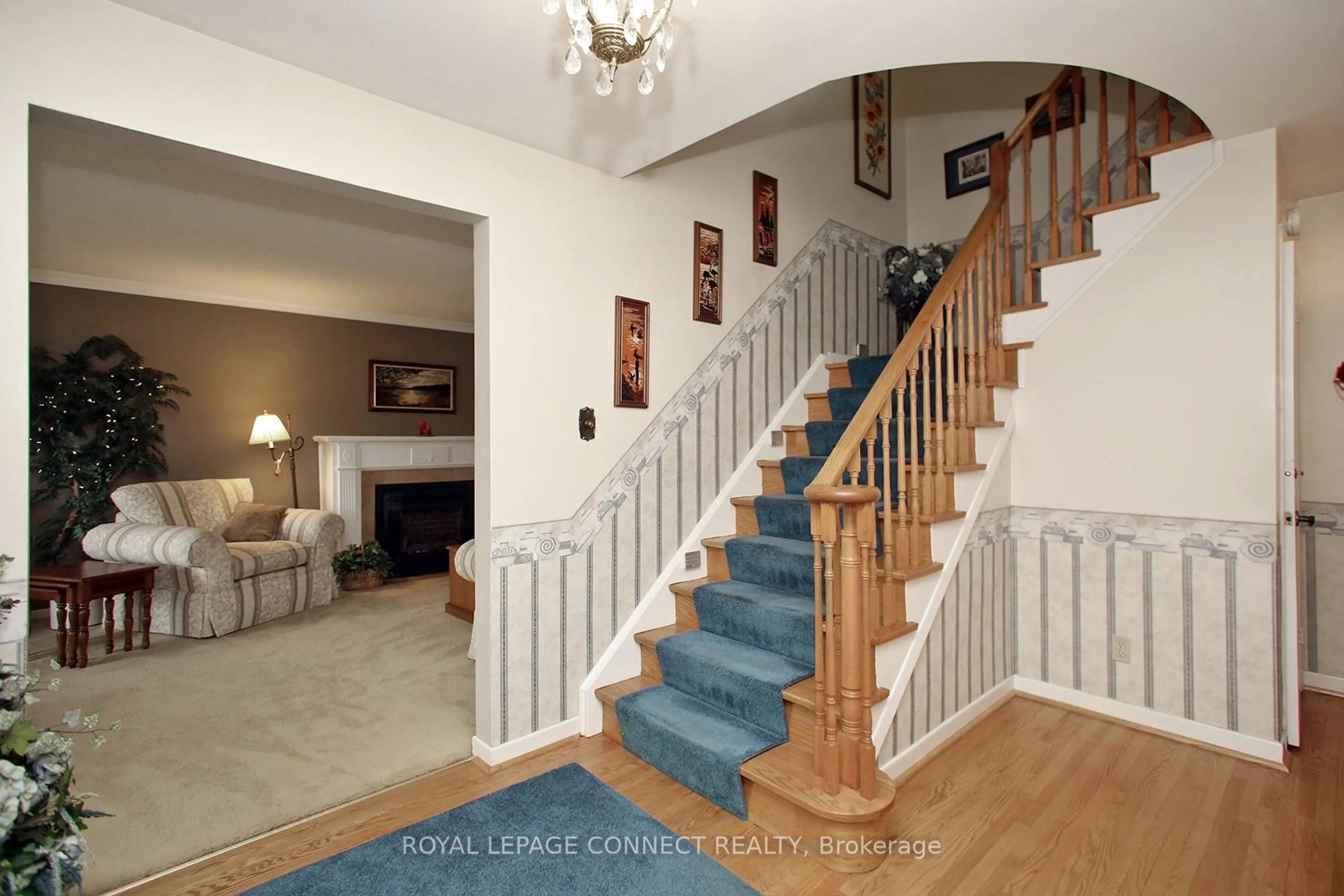 Indoor foyer for 92 Holmcrest Tr, Toronto Ontario M1C 1V5
