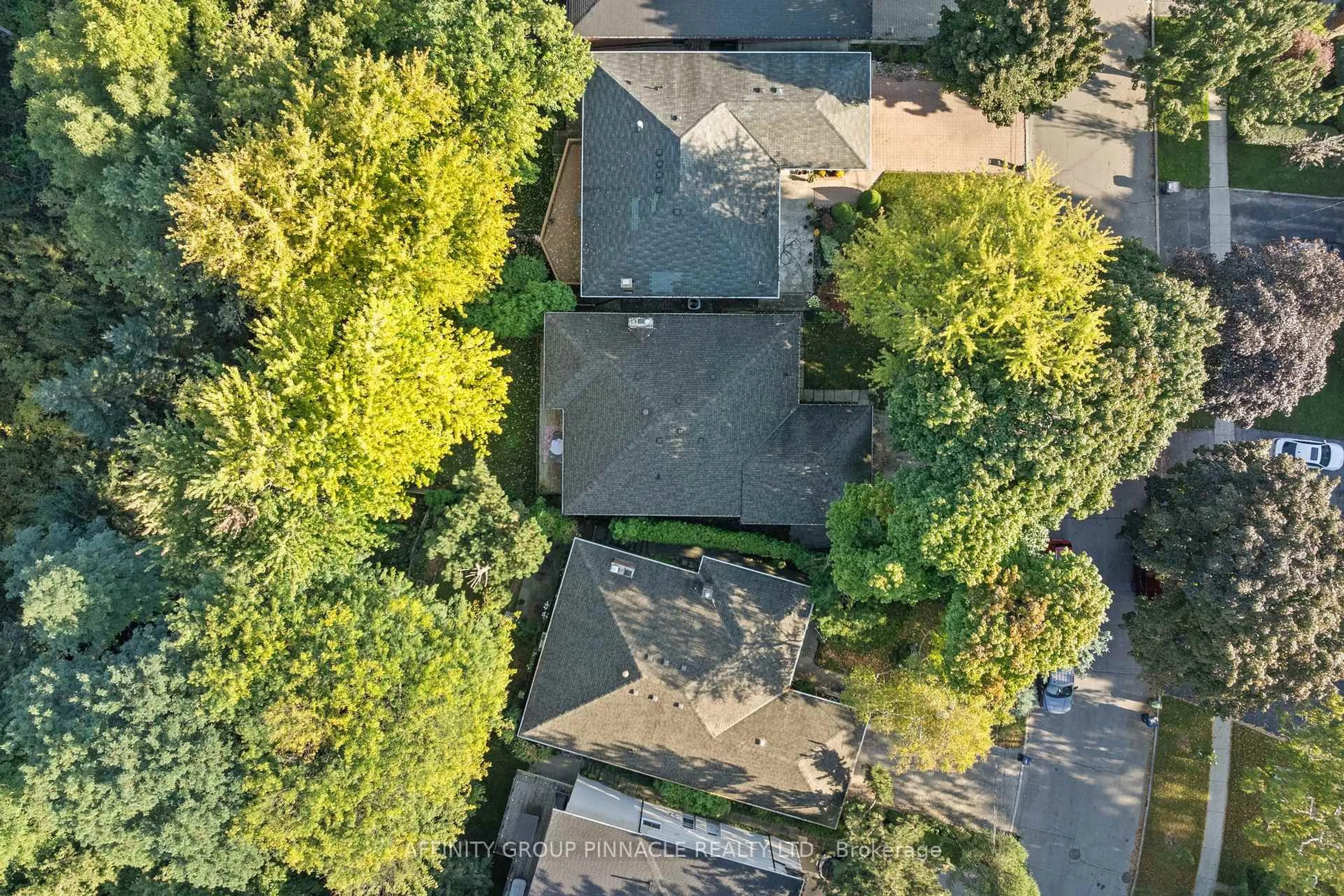 A pic from outside/outdoor area/front of a property/back of a property/a pic from drone, street for 28 Landfair Cres, Toronto Ontario M1J 3A7