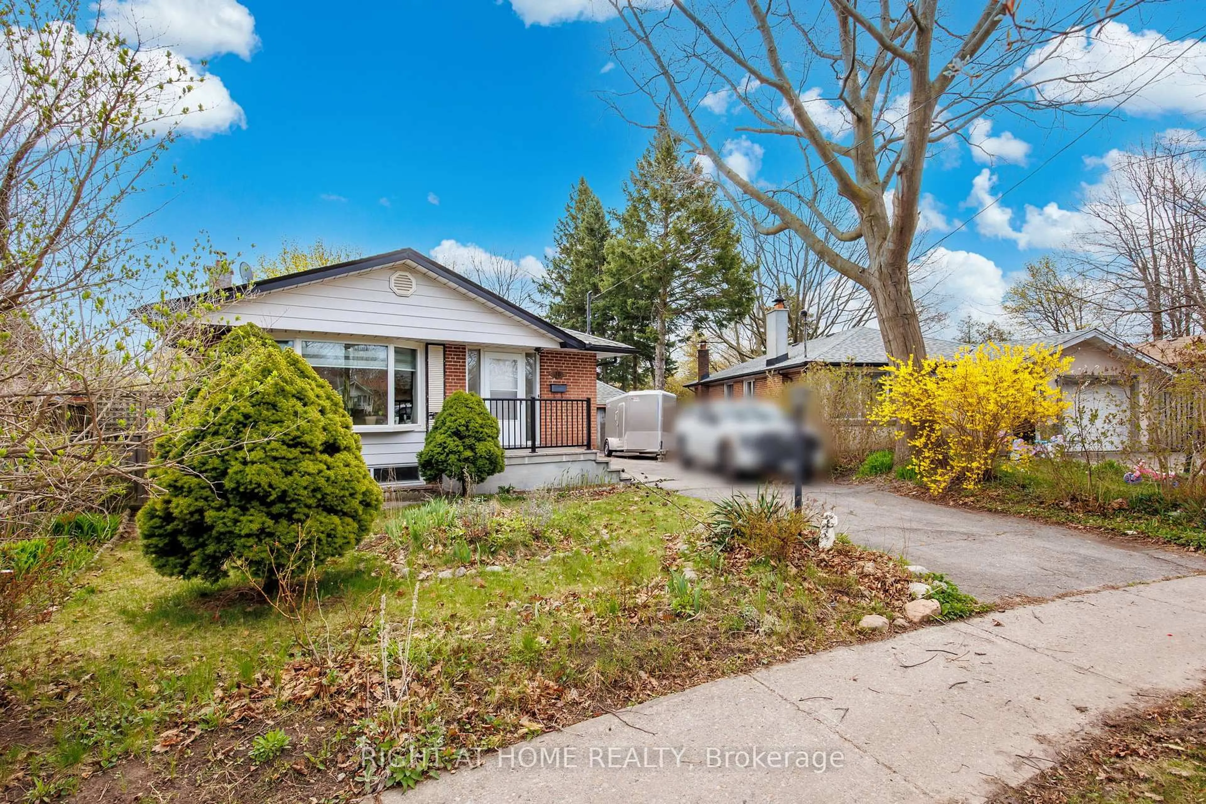 A pic from outside/outdoor area/front of a property/back of a property/a pic from drone, street for 15 Dalcourt Dr, Toronto Ontario M1E 3G9