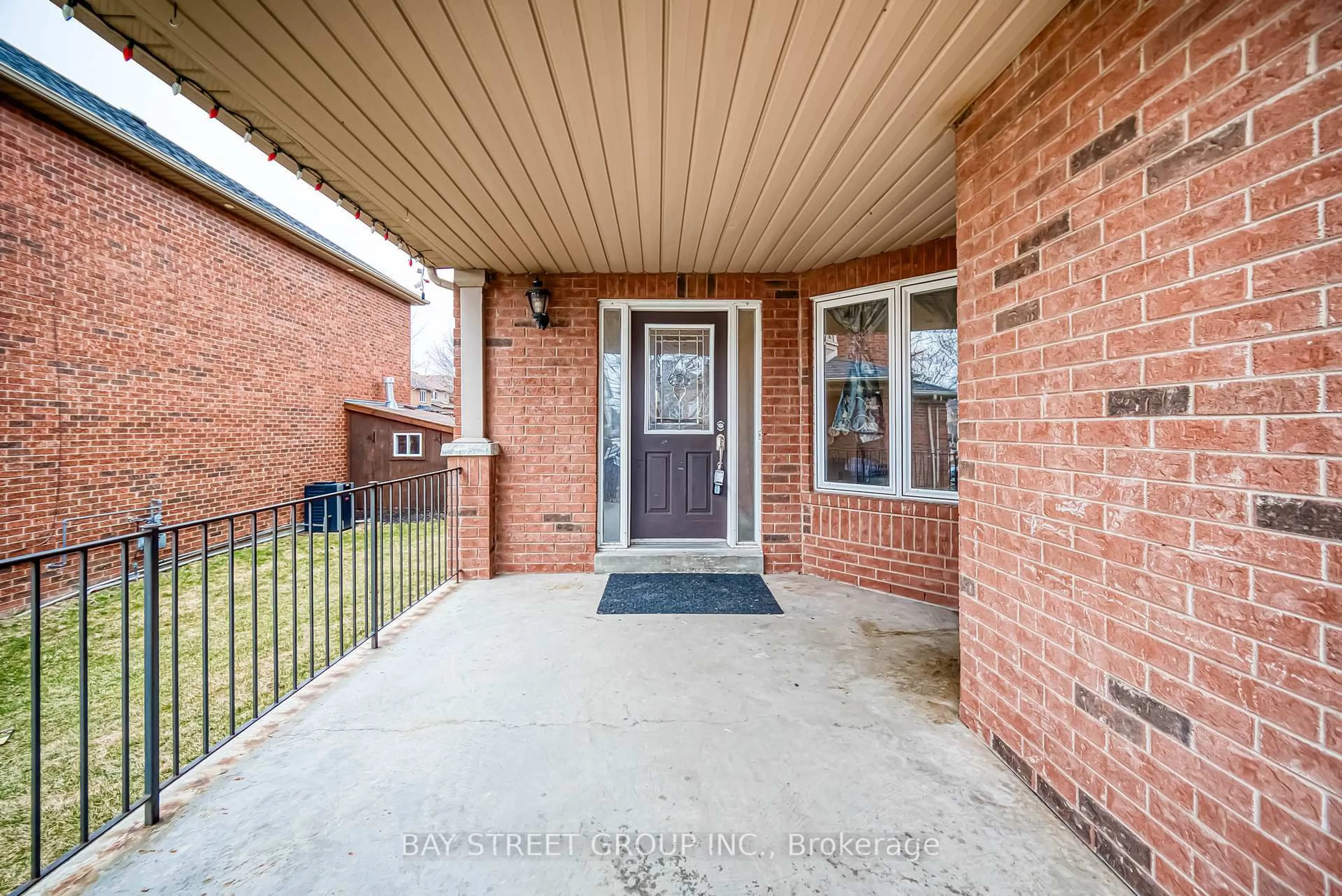 Unknown for 4 Pitfield Ave, Whitby Ontario L1R 2P7