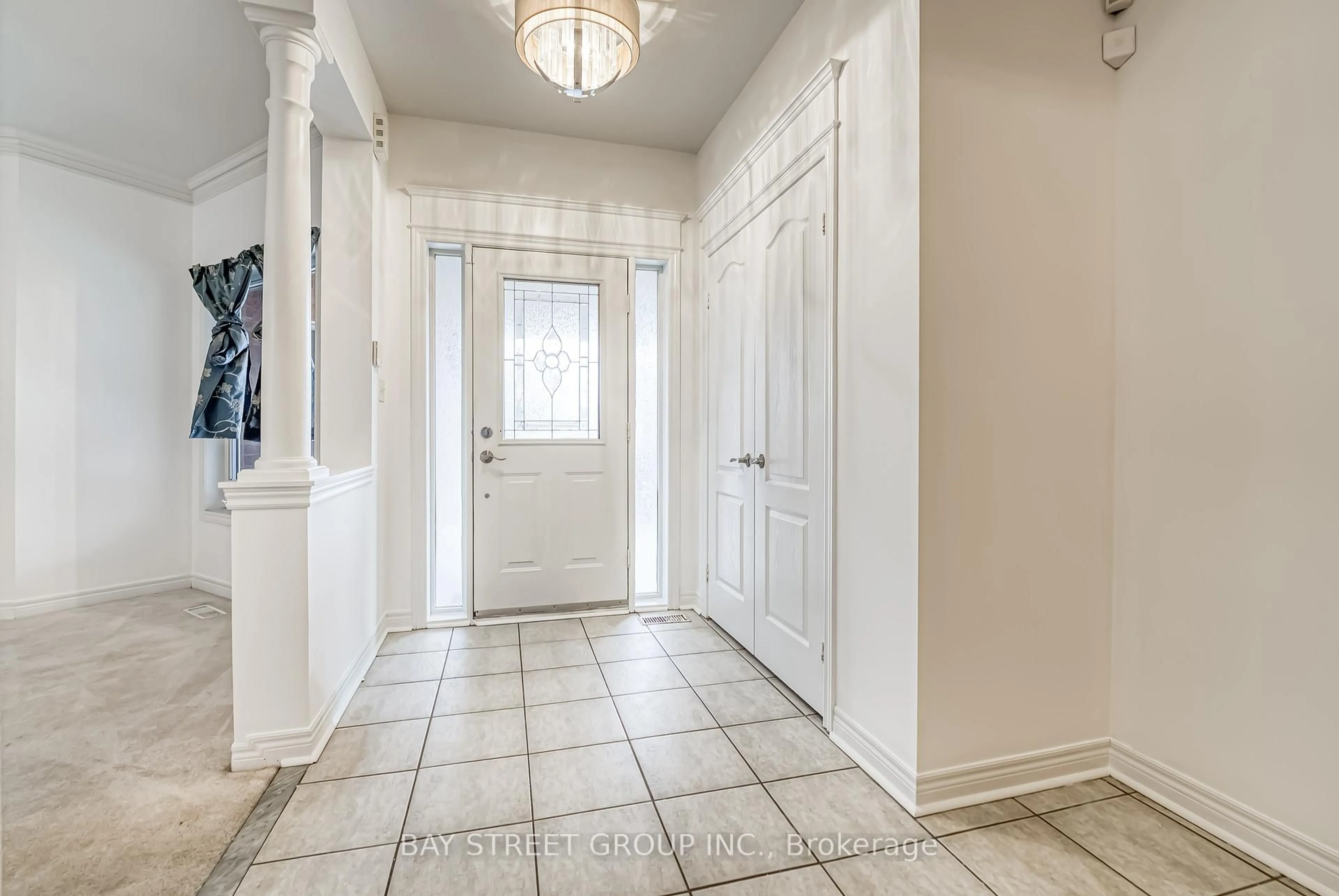 Indoor entryway for 4 Pitfield Ave, Whitby Ontario L1R 2P7