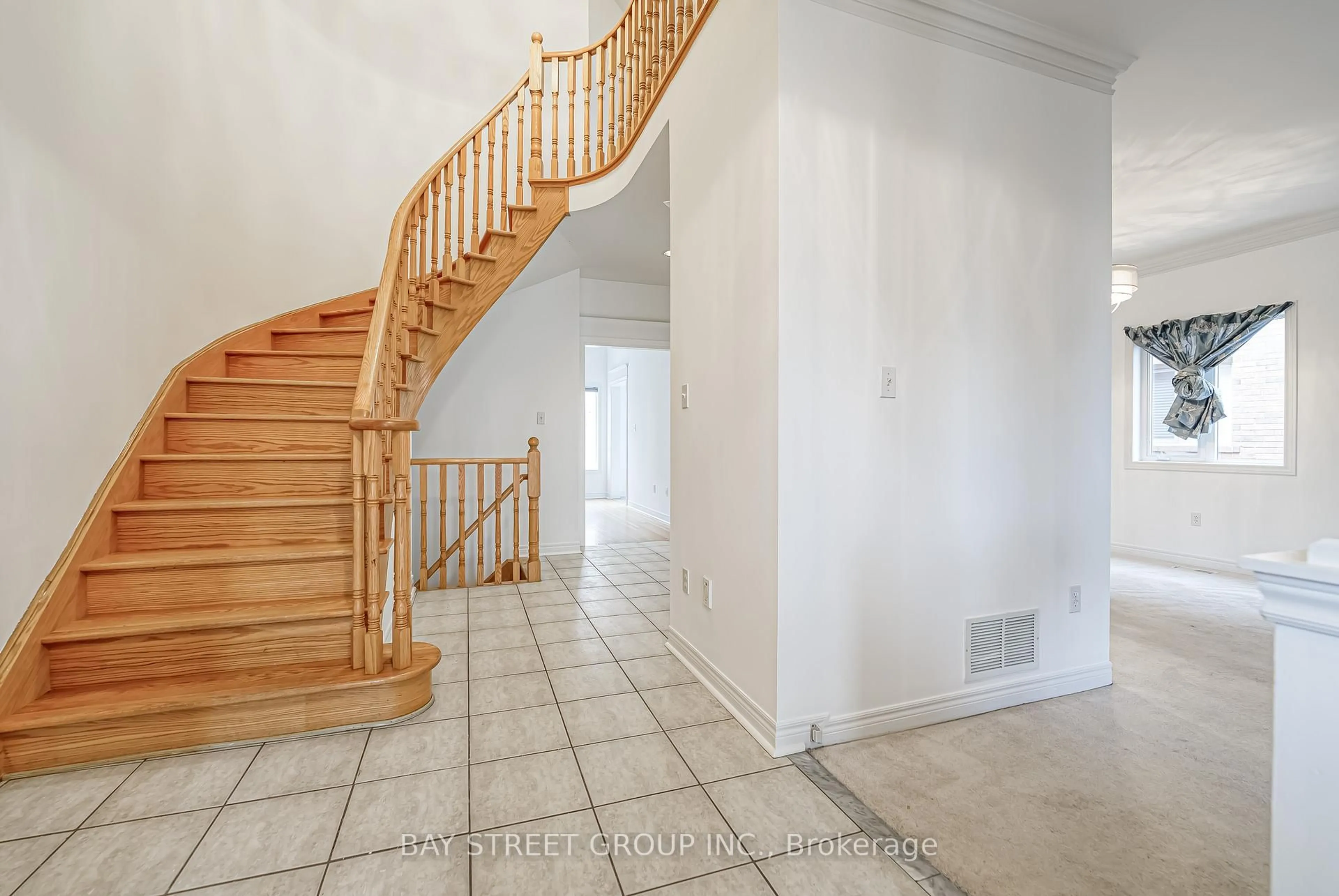 Unknown for 4 Pitfield Ave, Whitby Ontario L1R 2P7