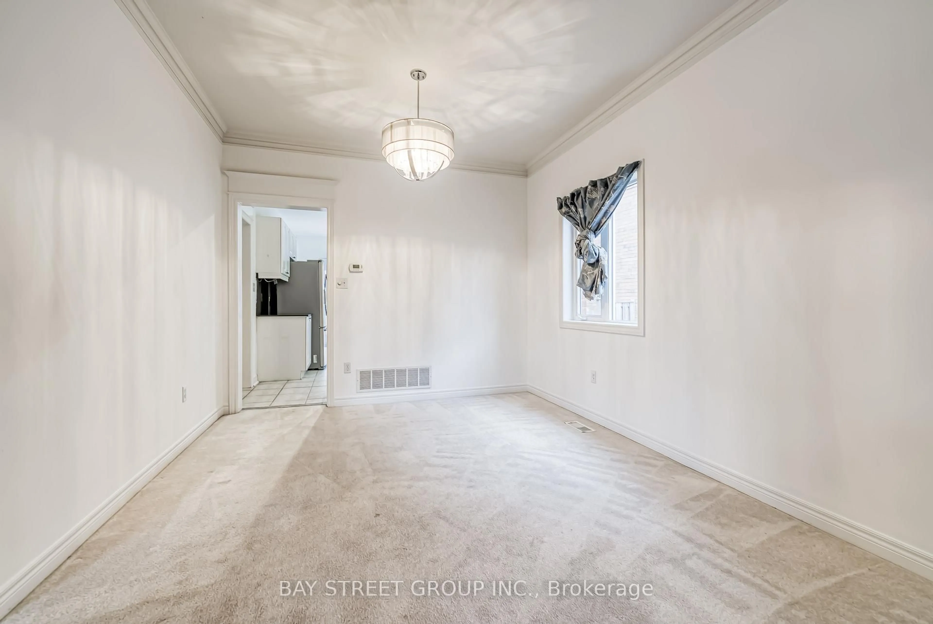 A pic of a room for 4 Pitfield Ave, Whitby Ontario L1R 2P7
