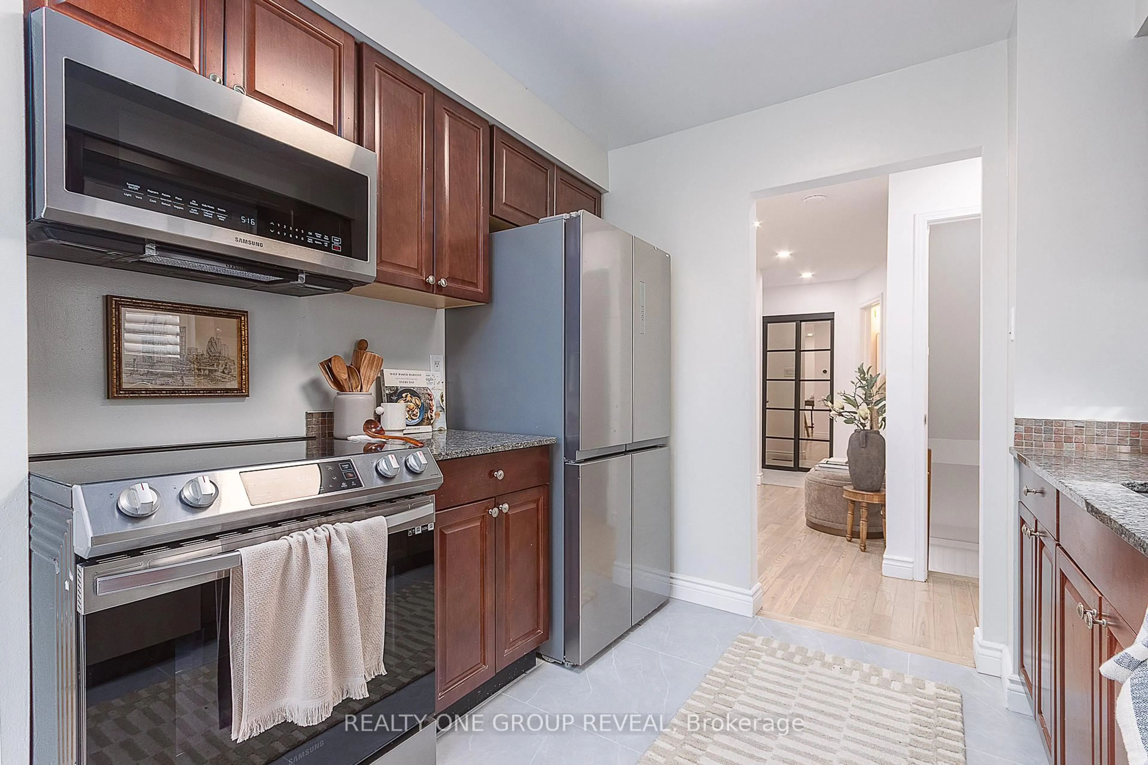 Standard kitchen, unknown for 46 Chatfield Dr, Ajax Ontario L1T 2G6