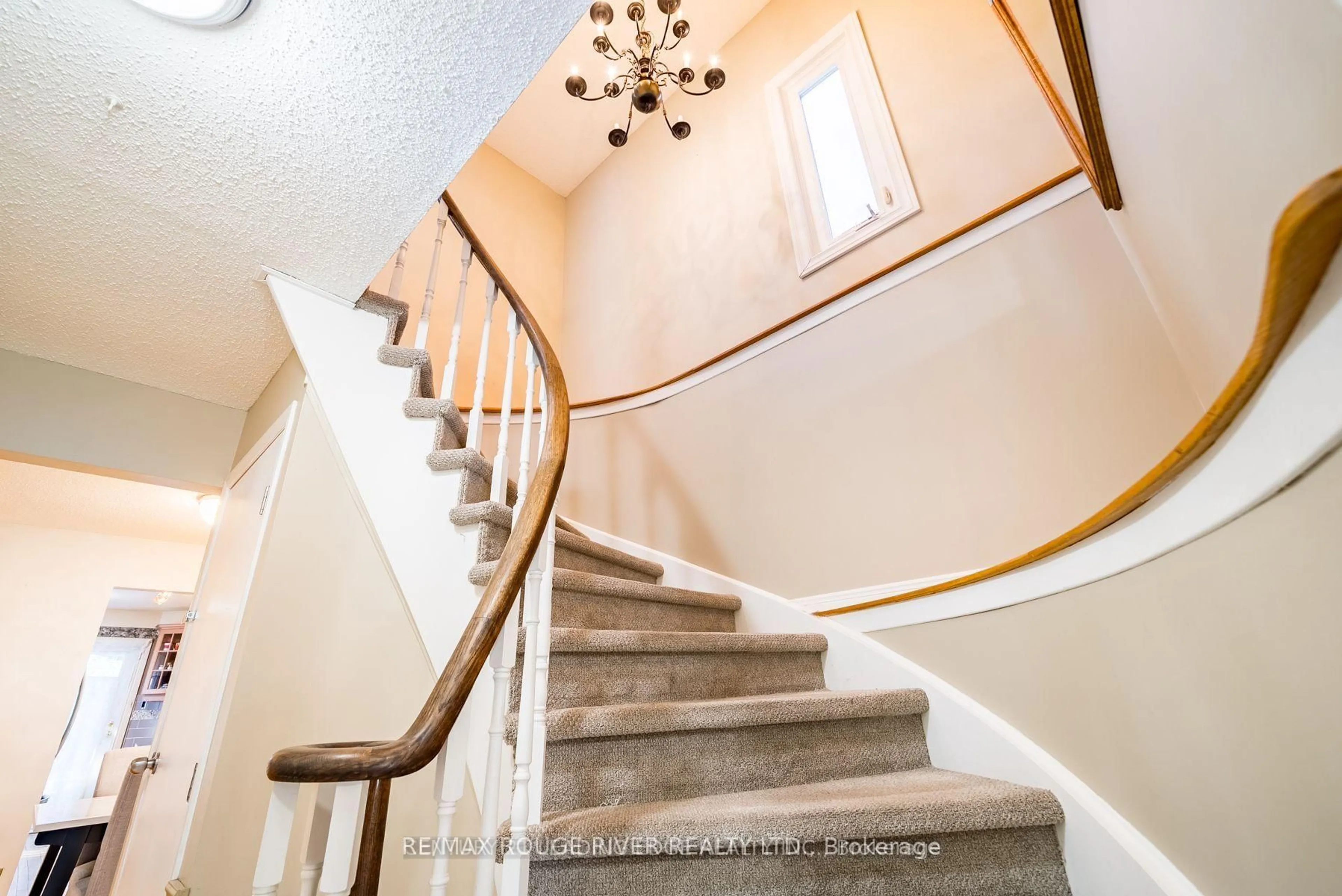 Stairs for 880 Castlegrove Ave, Oshawa Ontario L1J 7Y4