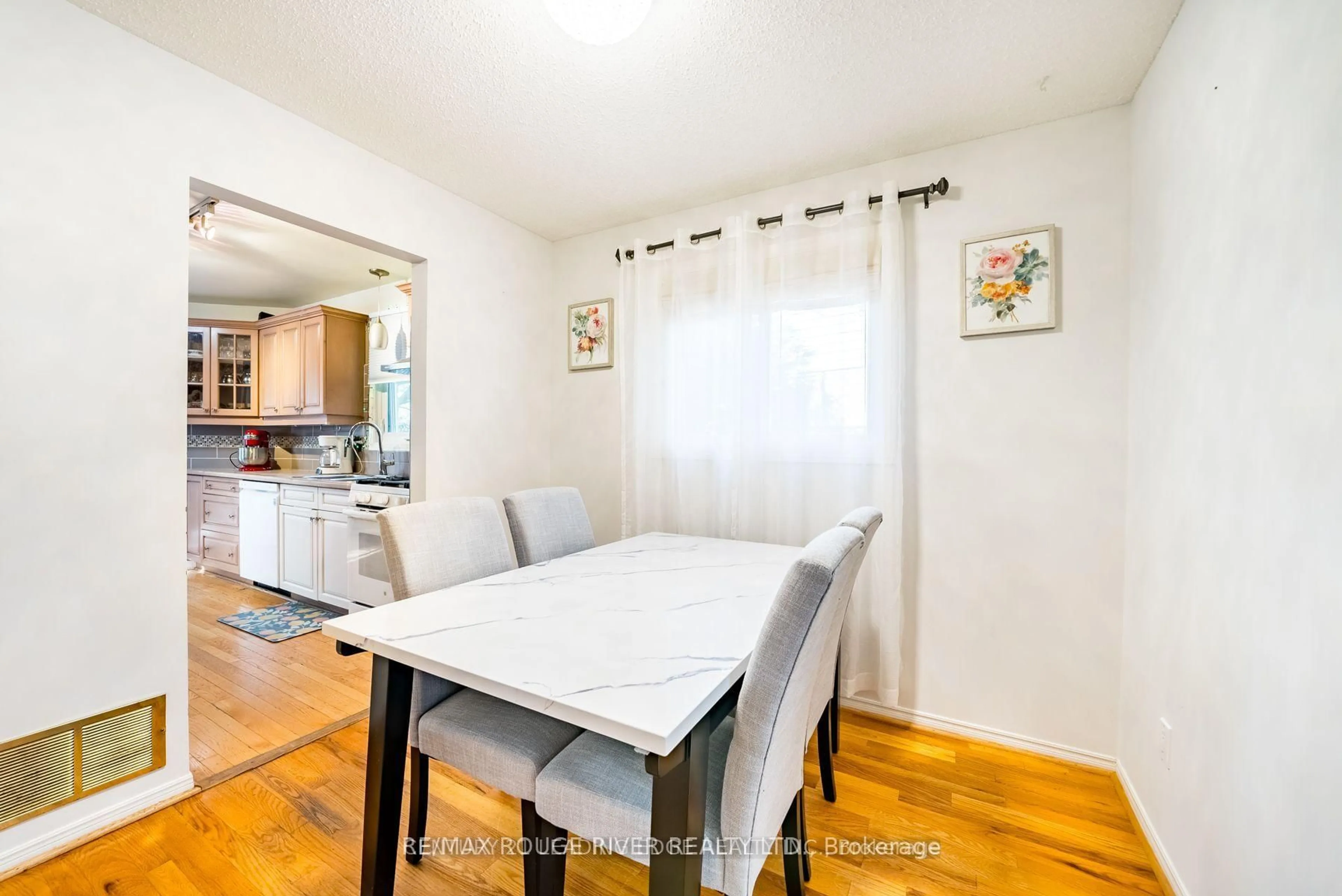 Dining room, wood/laminate floor for 880 Castlegrove Ave, Oshawa Ontario L1J 7Y4
