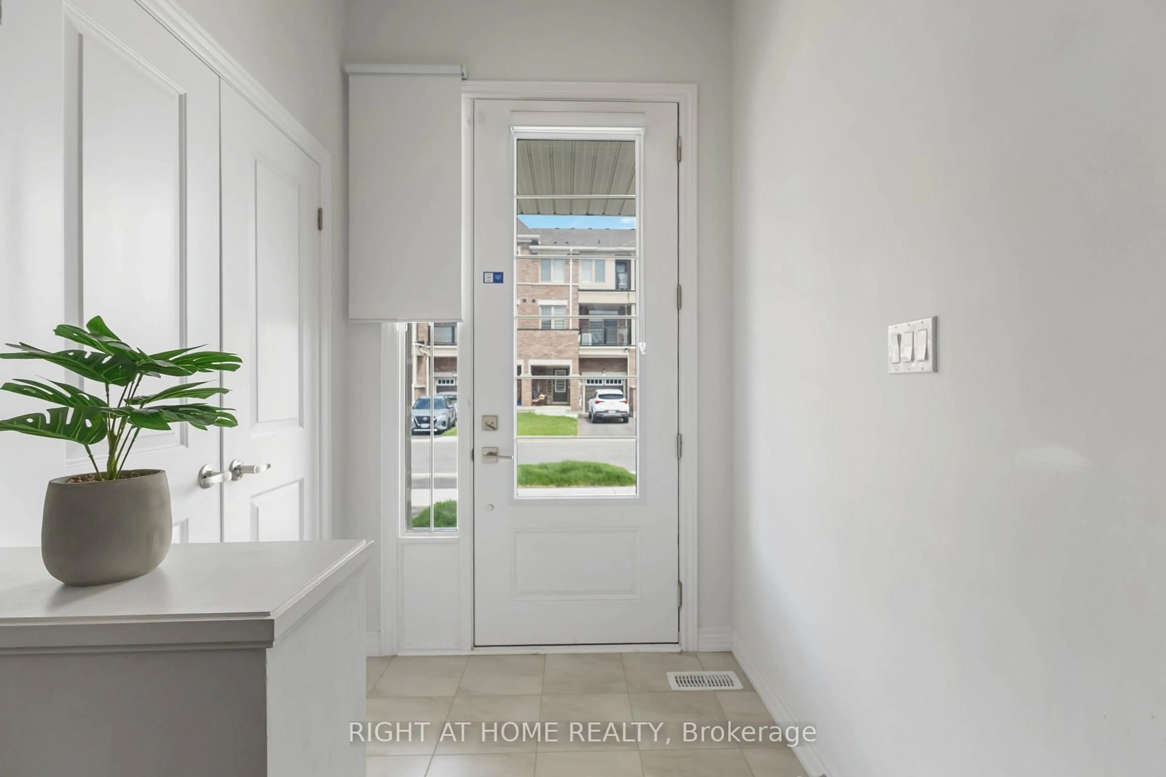 Indoor entryway for 2020 Cameron Lott Cres, Oshawa Ontario L1L 0S1