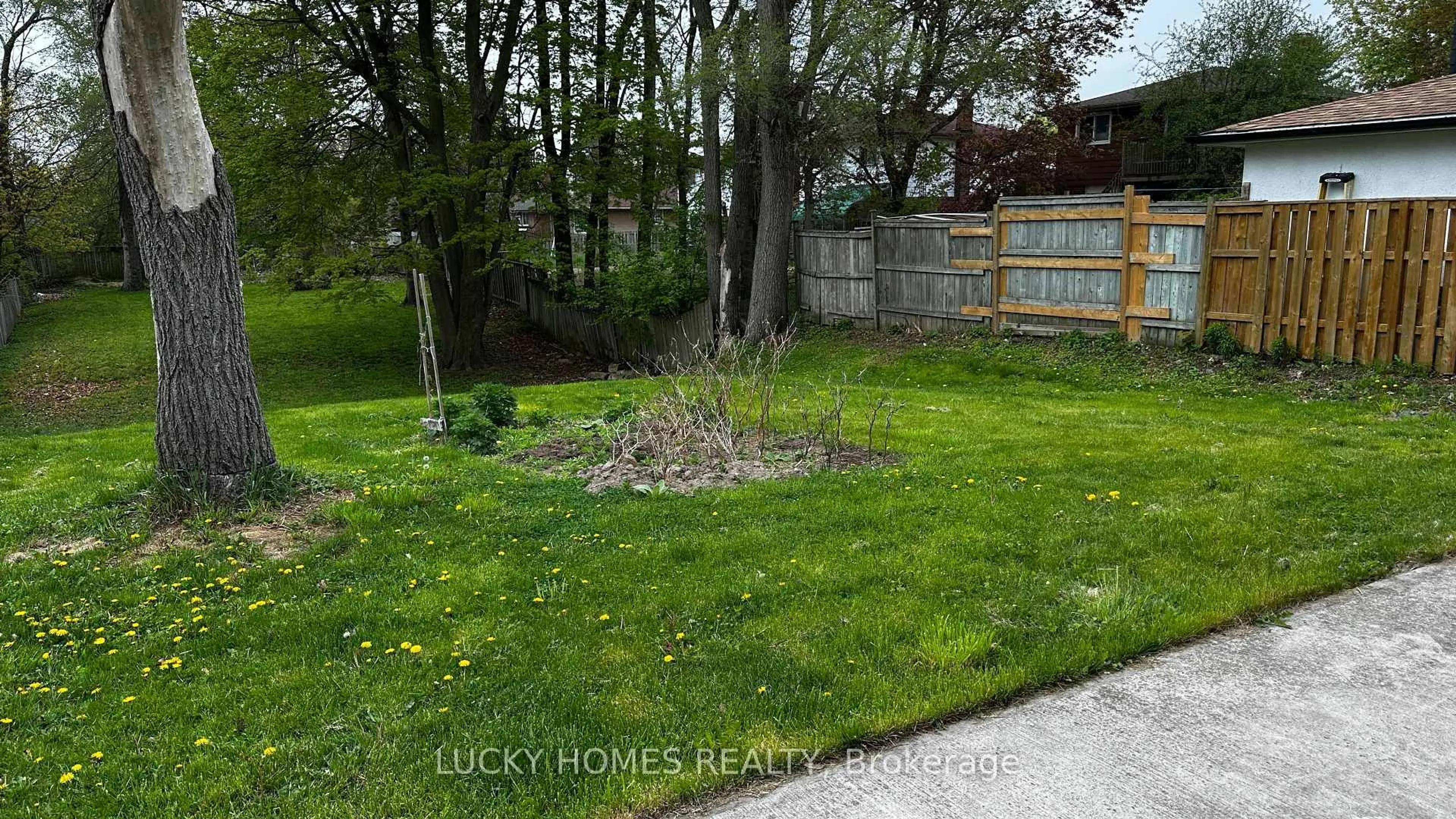 A pic from outside/outdoor area/front of a property/back of a property/a pic from drone, street for 4361 Lawrence Ave, Toronto Ontario M1E 2T4