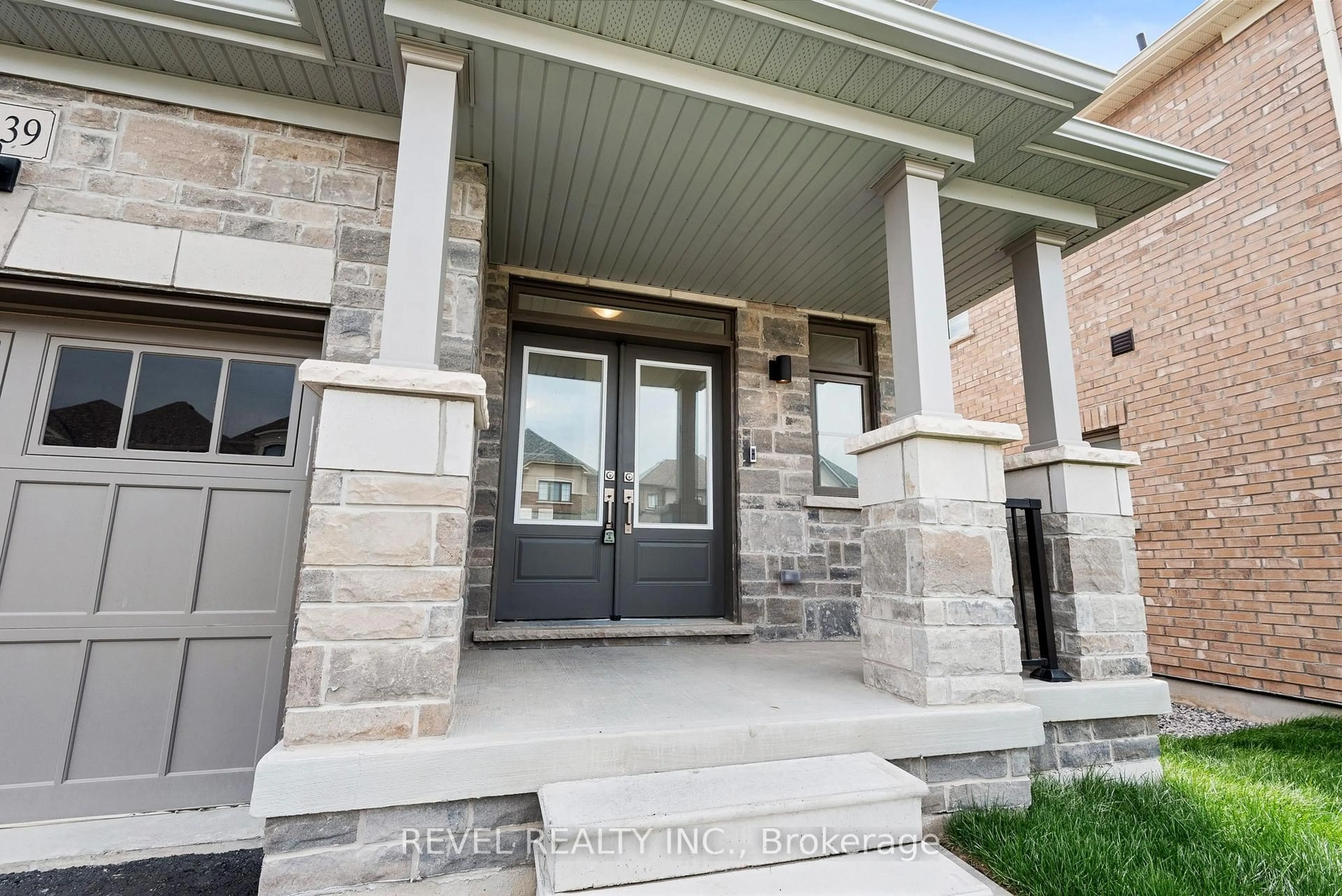 Indoor entryway for 239 Flood Ave, Clarington Ontario L1B 0W5