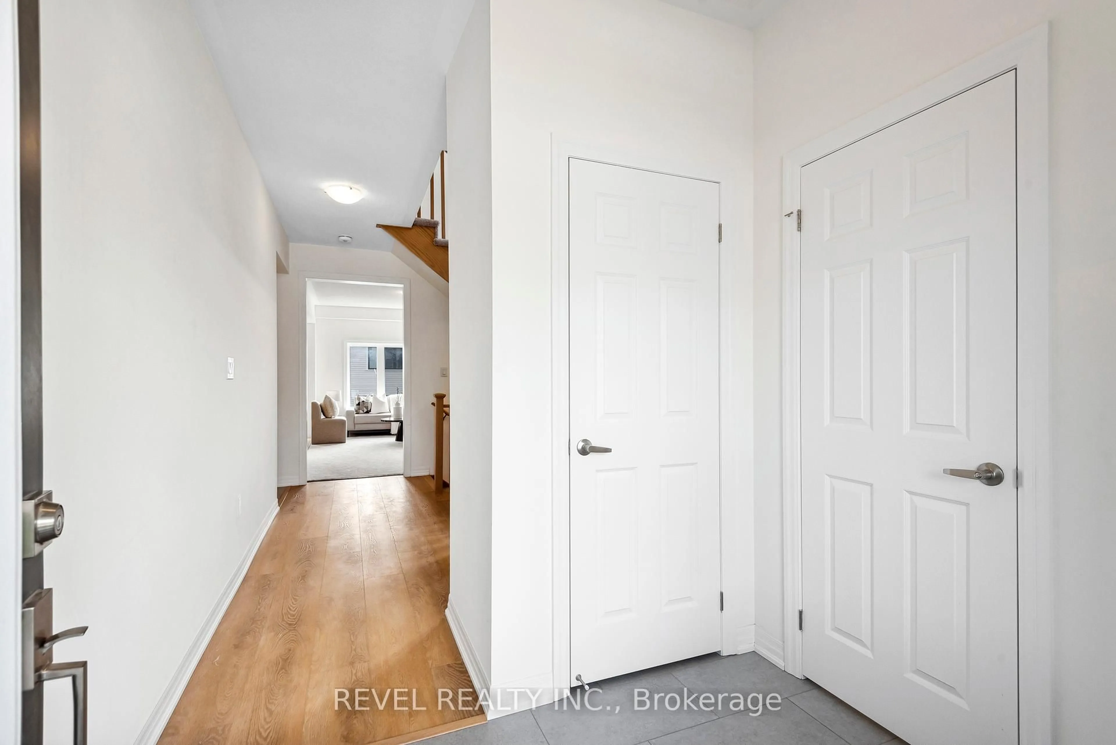 Indoor entryway for 239 Flood Ave, Clarington Ontario L1B 0W5